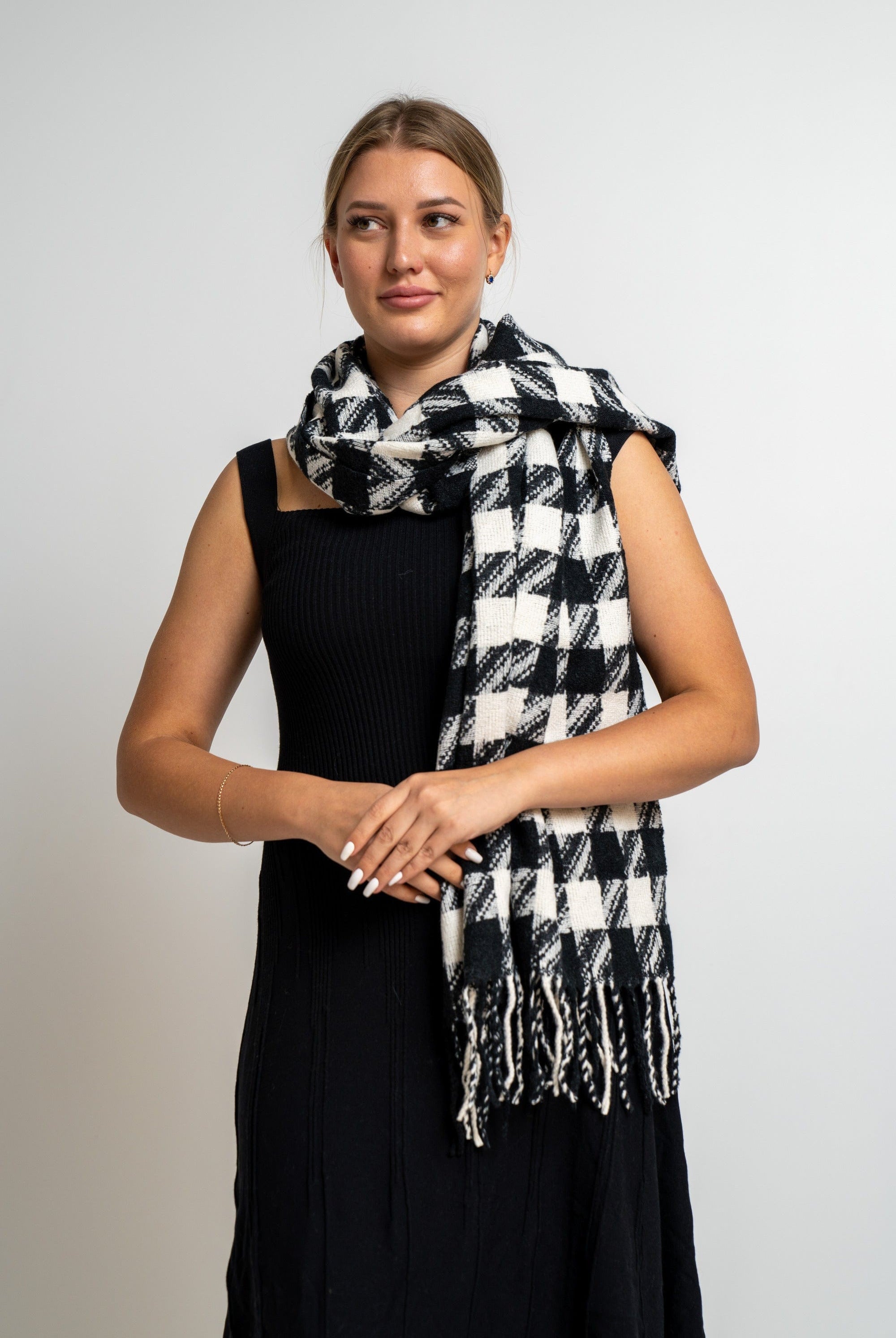 نتشي وشاح مربعات مزين بالخيوط نسائي