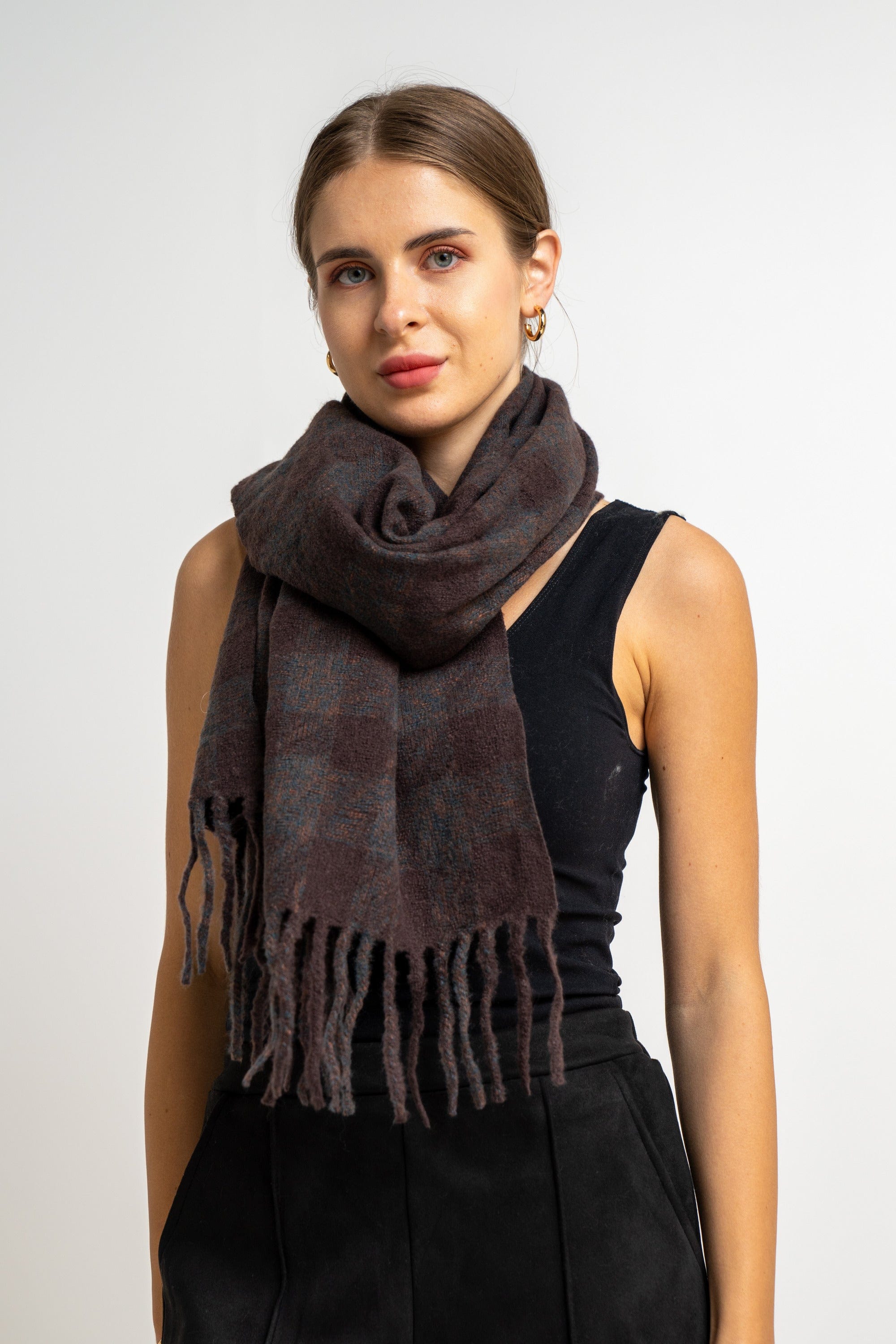 نتشي وشاح مربعات مزين بالخيوط نسائي