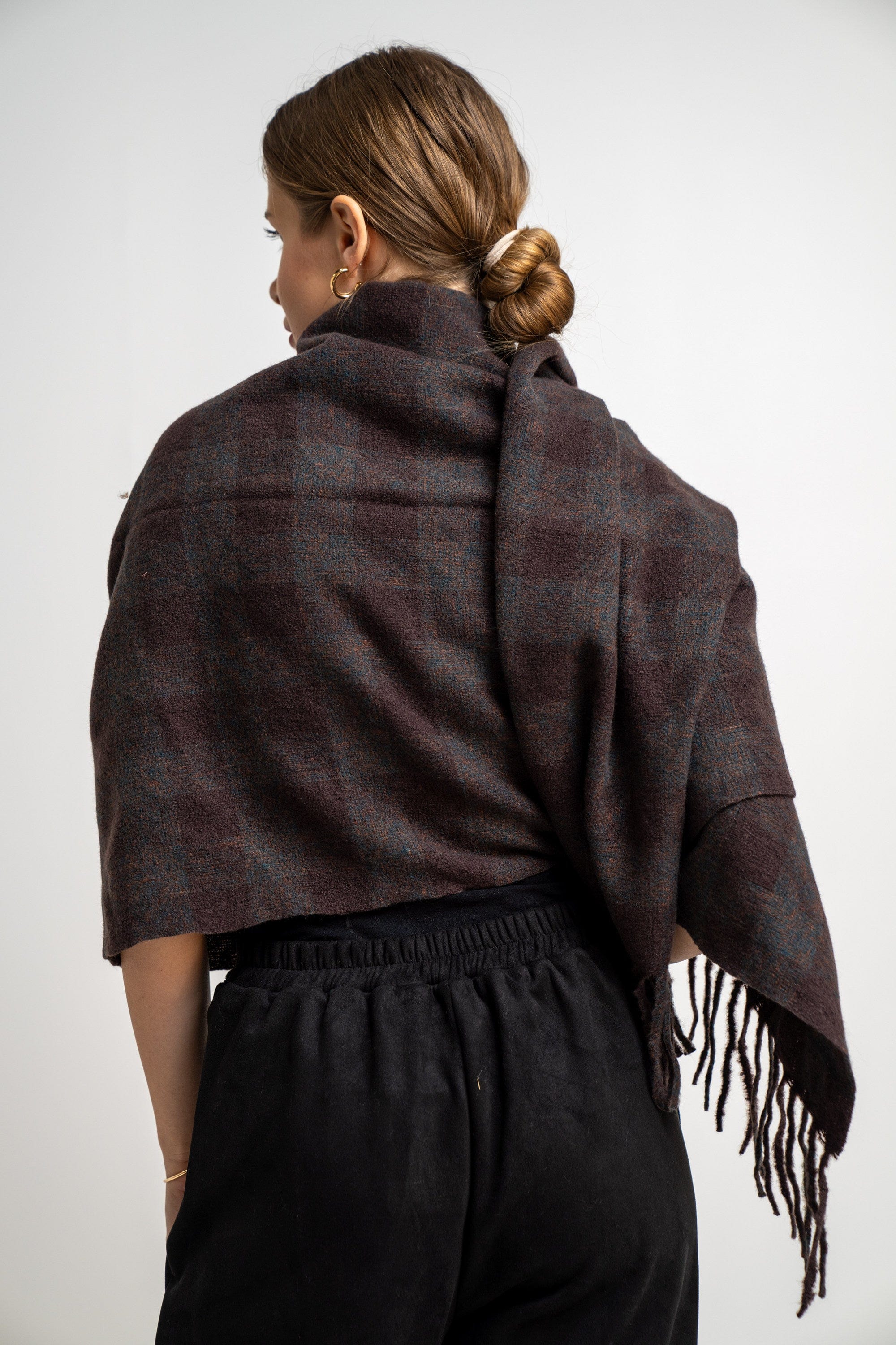 نتشي وشاح مربعات مزين بالخيوط نسائي