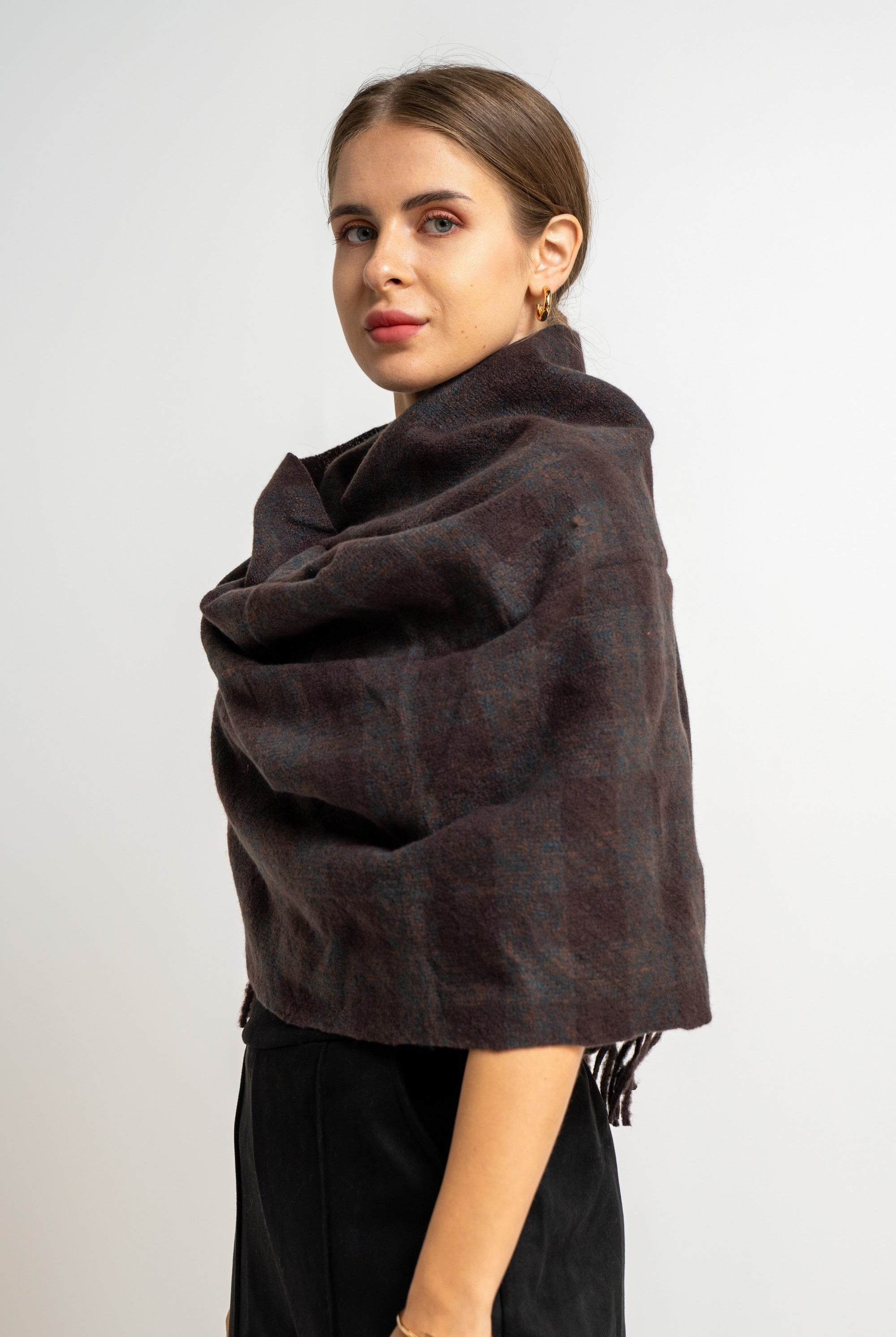 نتشي وشاح مربعات مزين بالخيوط نسائي