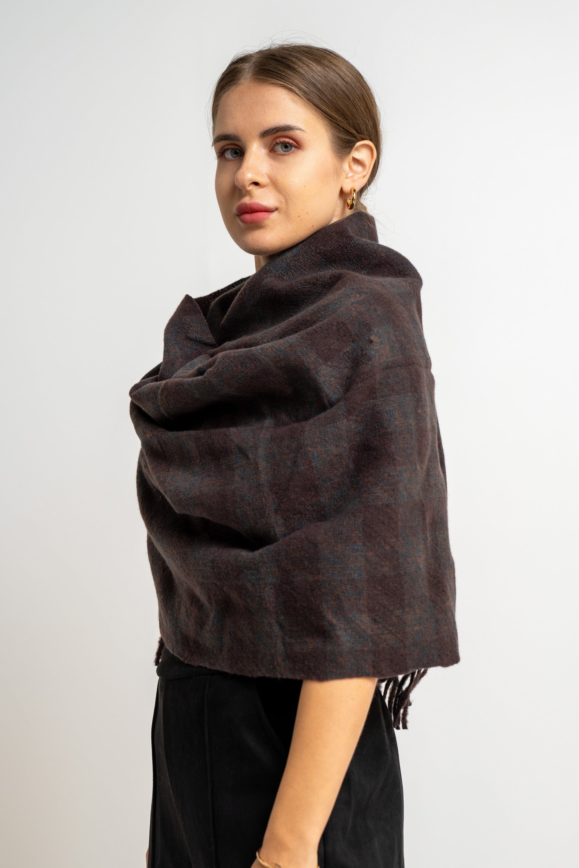 نتشي وشاح مربعات مزين بالخيوط نسائي