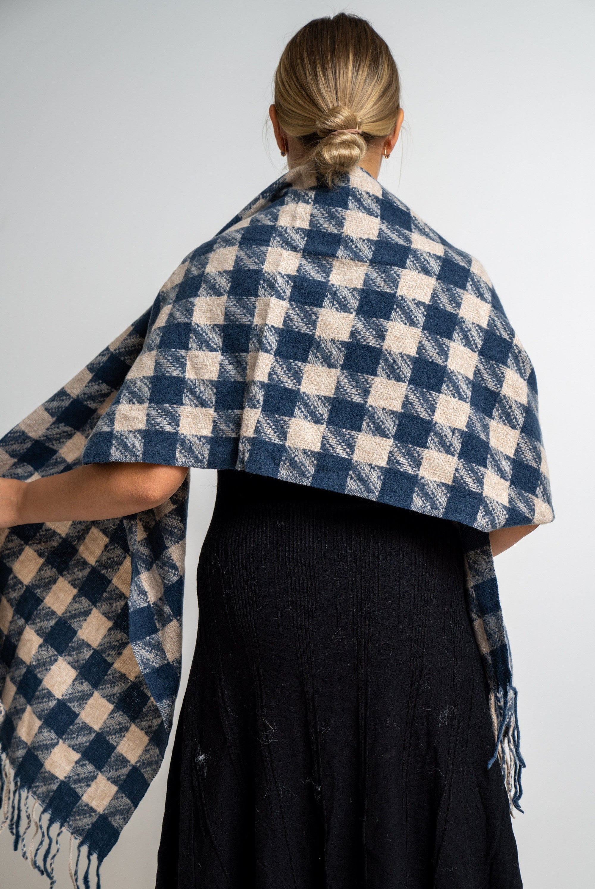 نتشي وشاح مربعات مزين بالخيوط نسائي