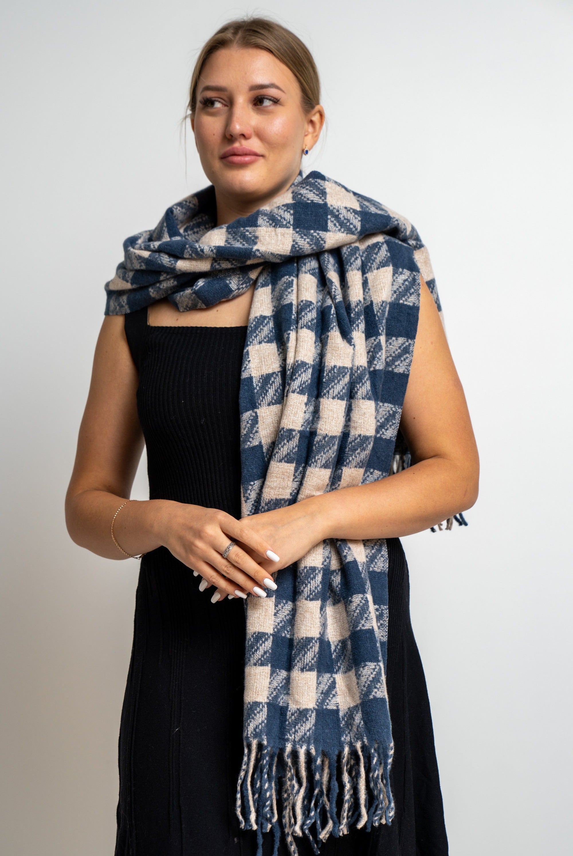 نتشي وشاح مربعات مزين بالخيوط نسائي