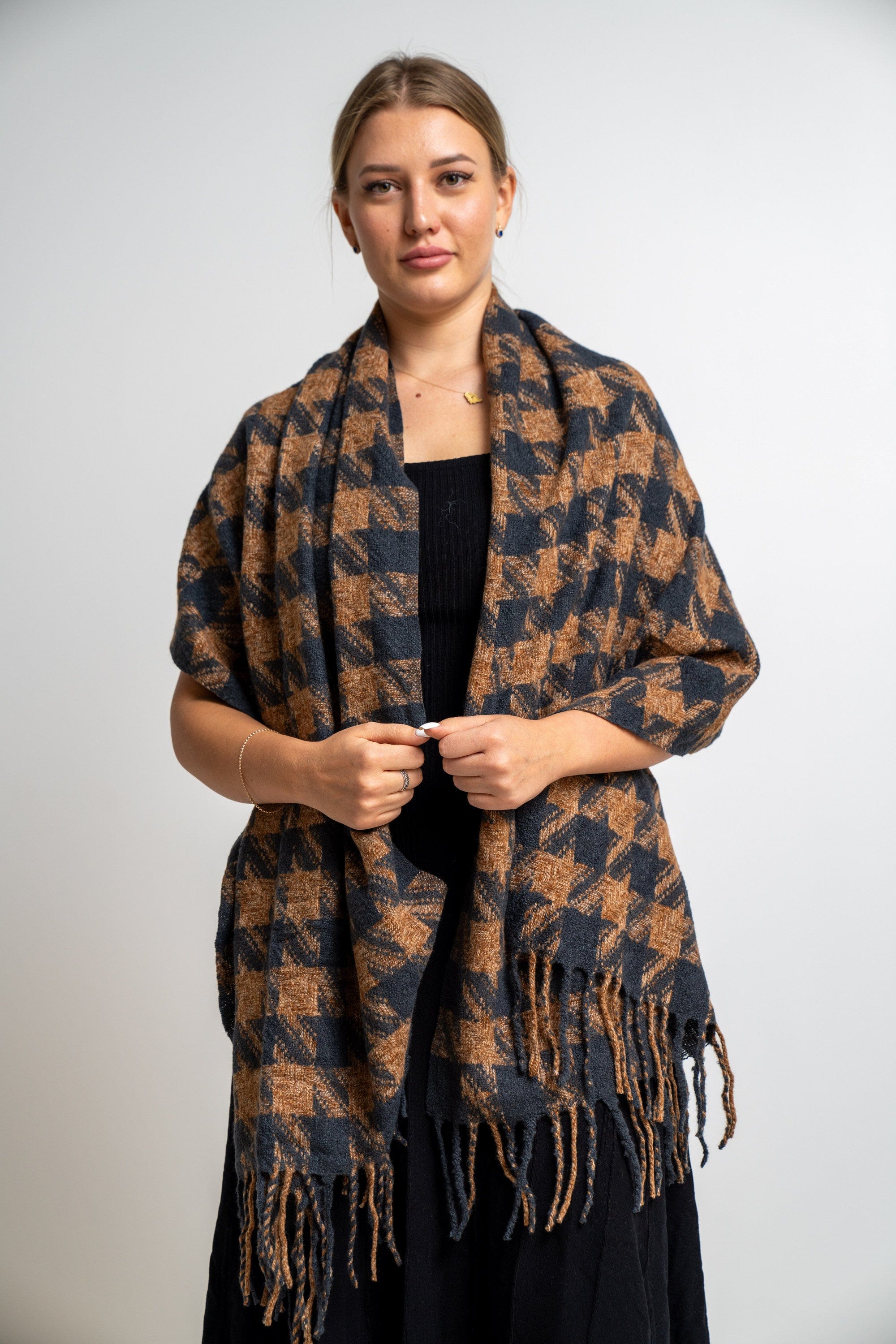 نتشي وشاح مربعات مزين بالخيوط نسائي