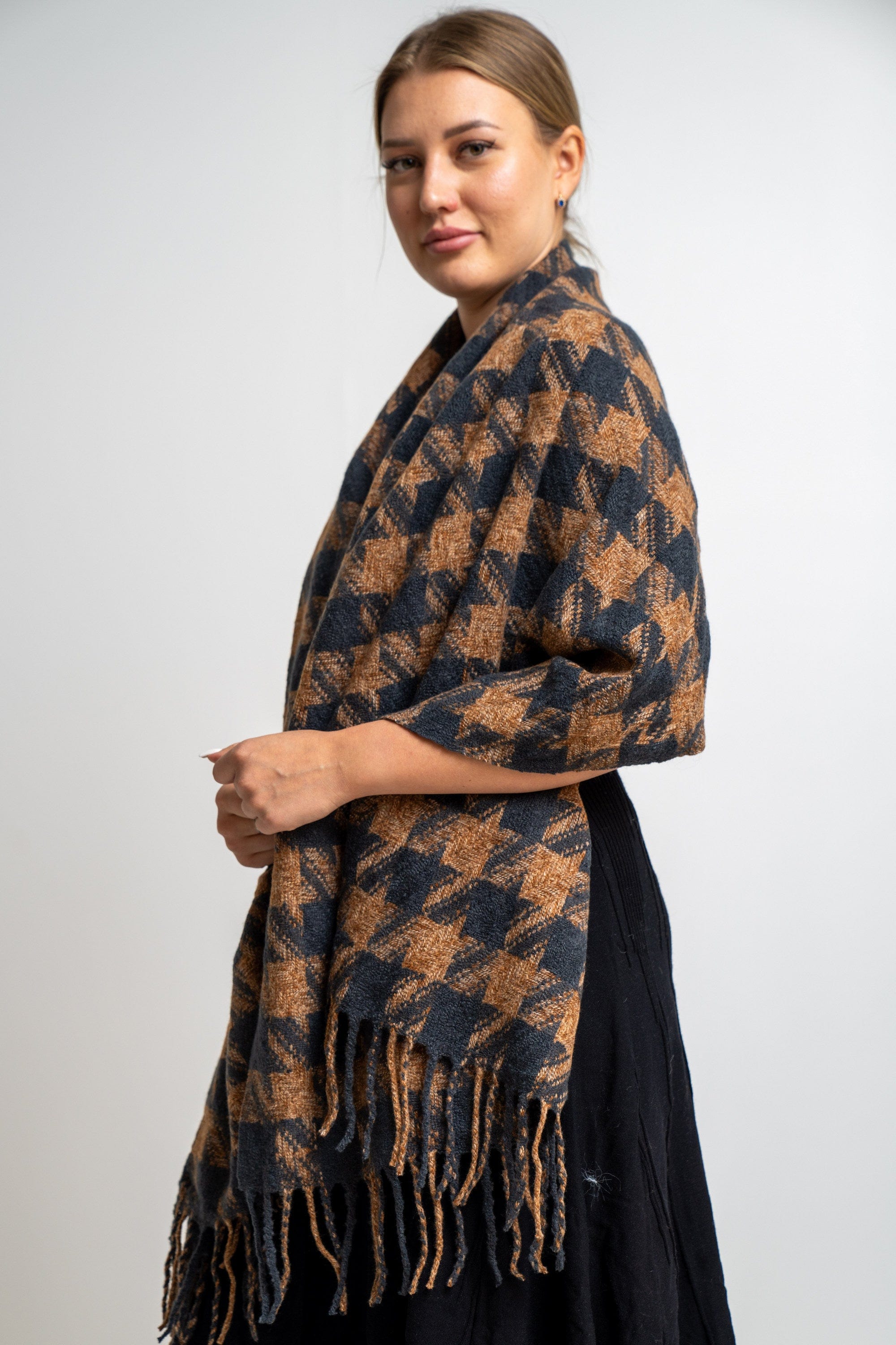 نتشي وشاح مربعات مزين بالخيوط نسائي