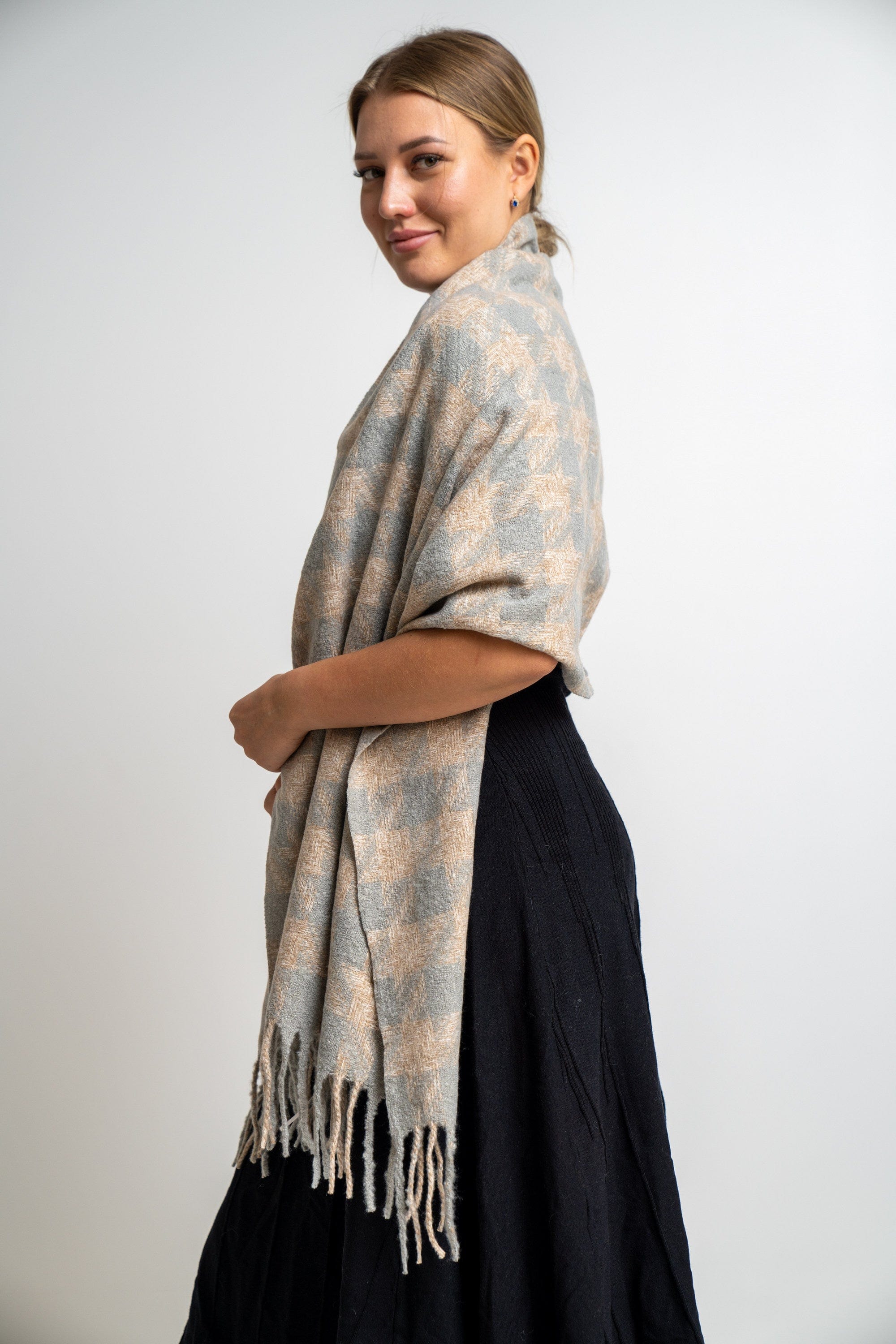 نتشي وشاح مربعات مزين بالخيوط نسائي