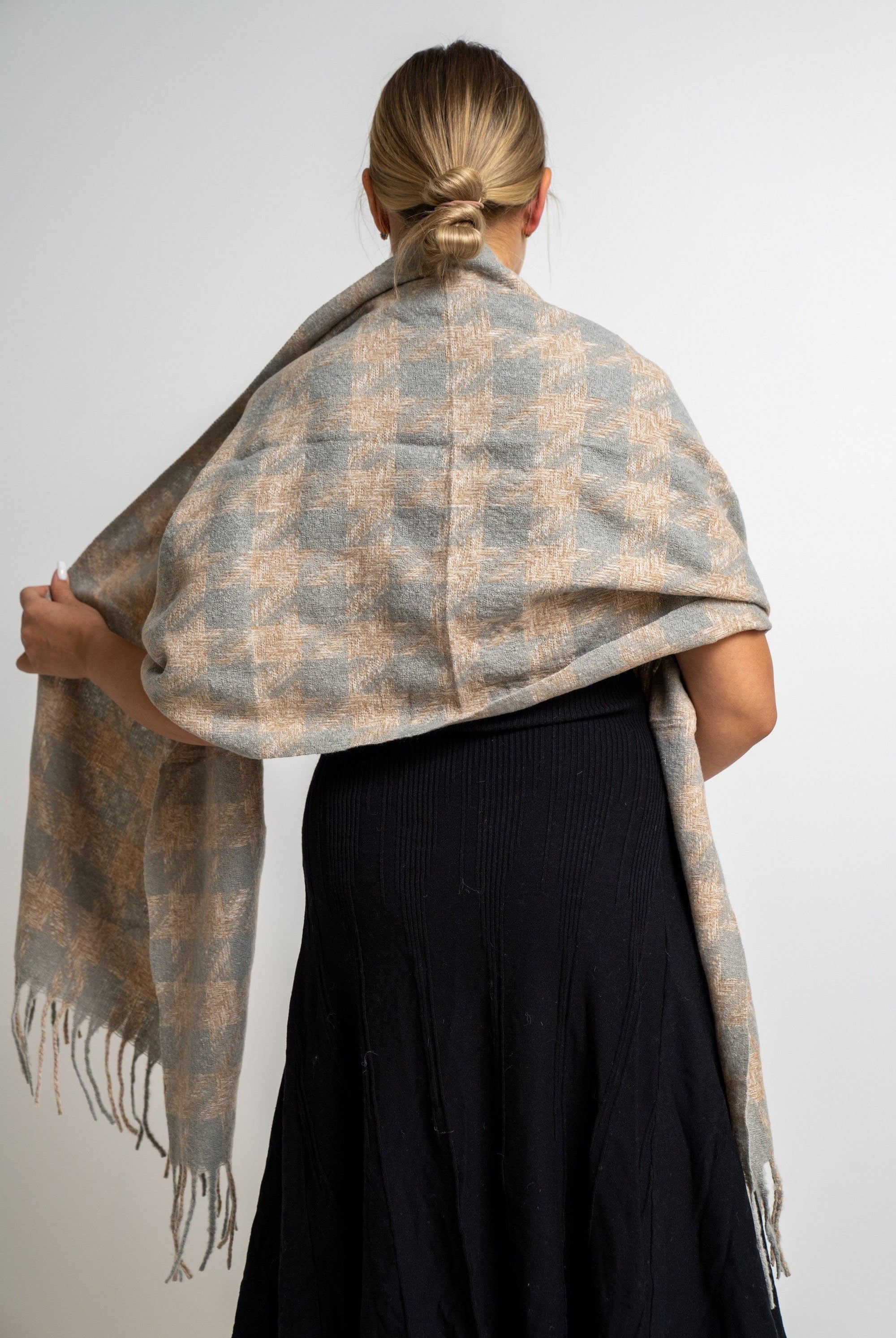 نتشي وشاح مربعات مزين بالخيوط نسائي