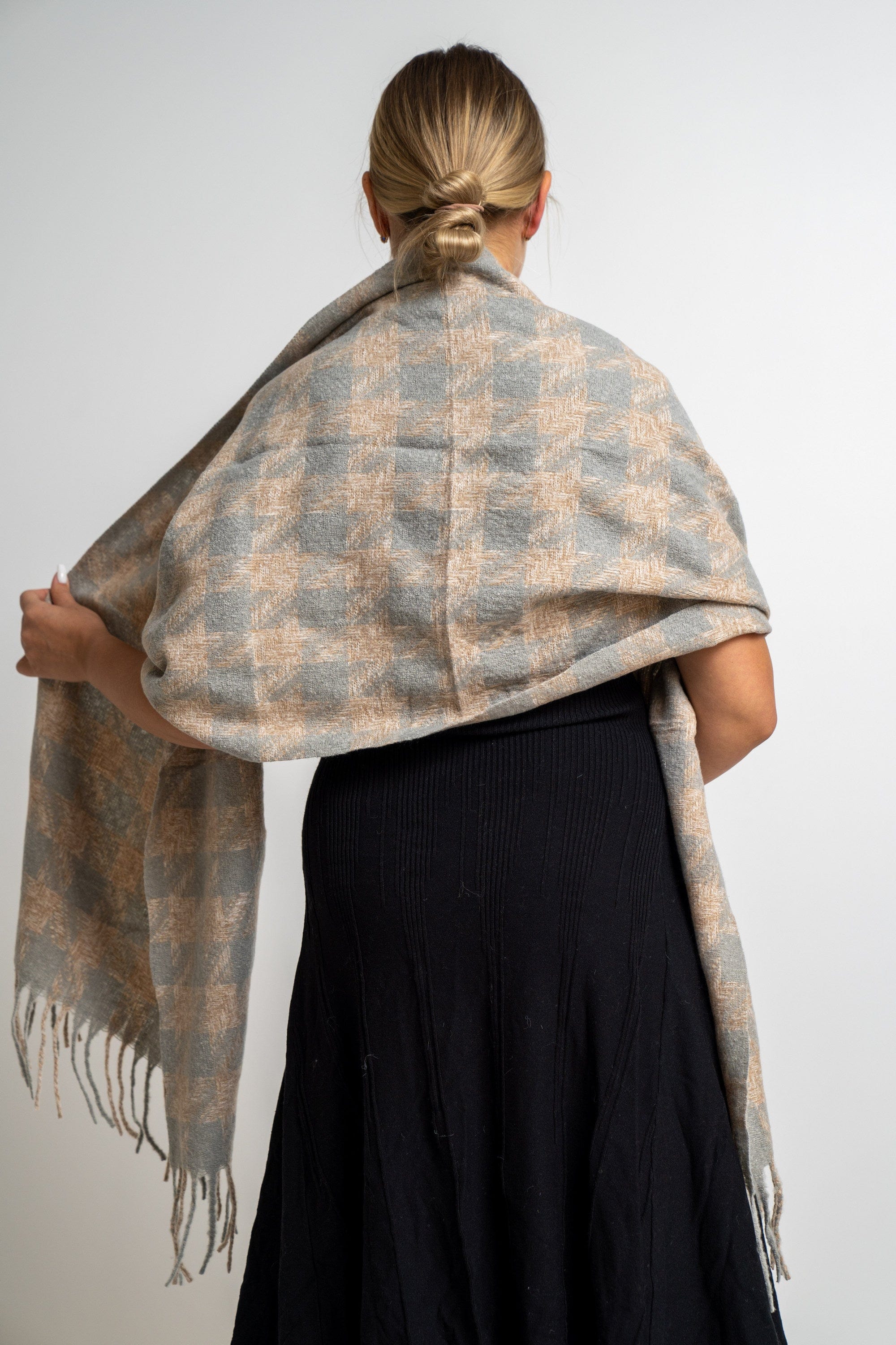 نتشي وشاح مربعات مزين بالخيوط نسائي