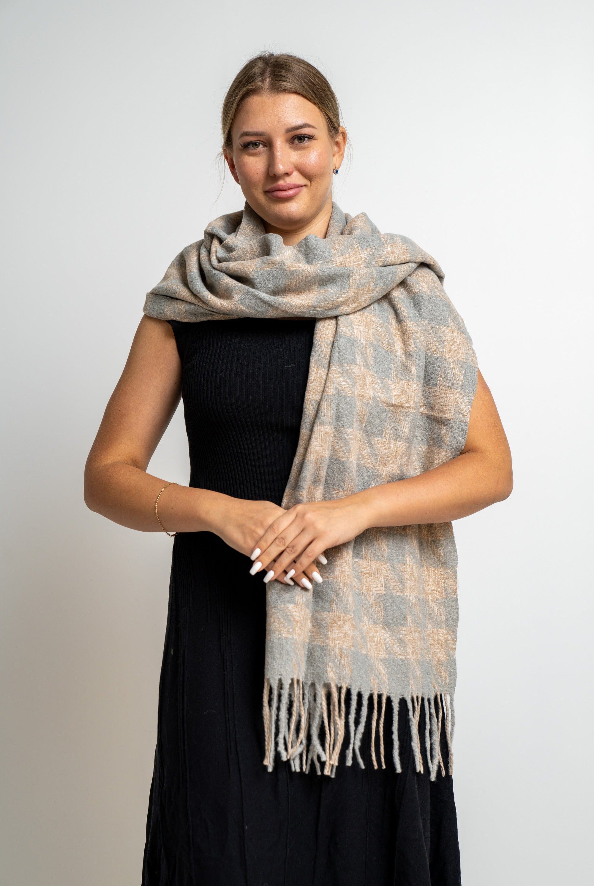 نتشي وشاح مربعات مزين بالخيوط نسائي