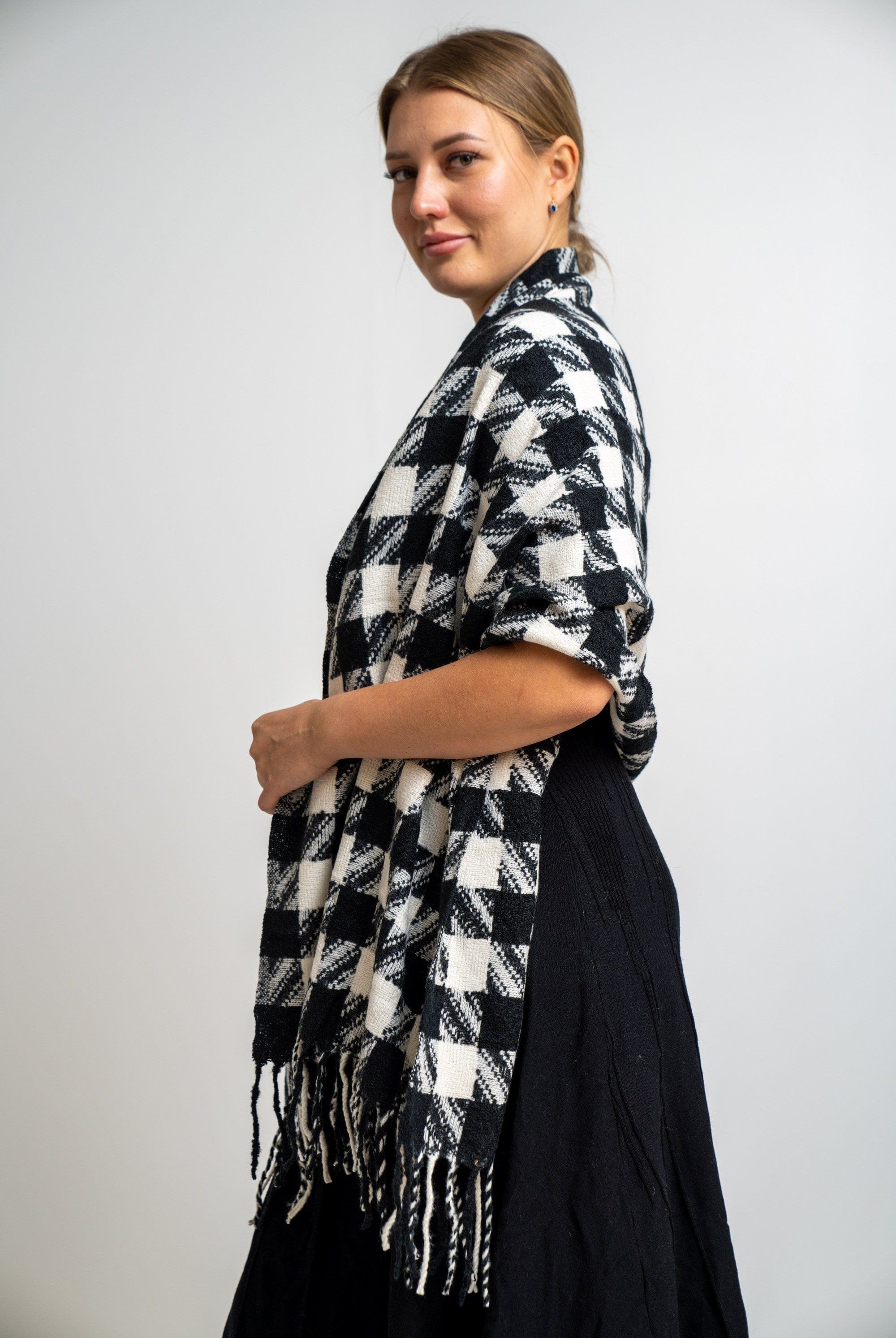 نتشي وشاح مربعات مزين بالخيوط نسائي