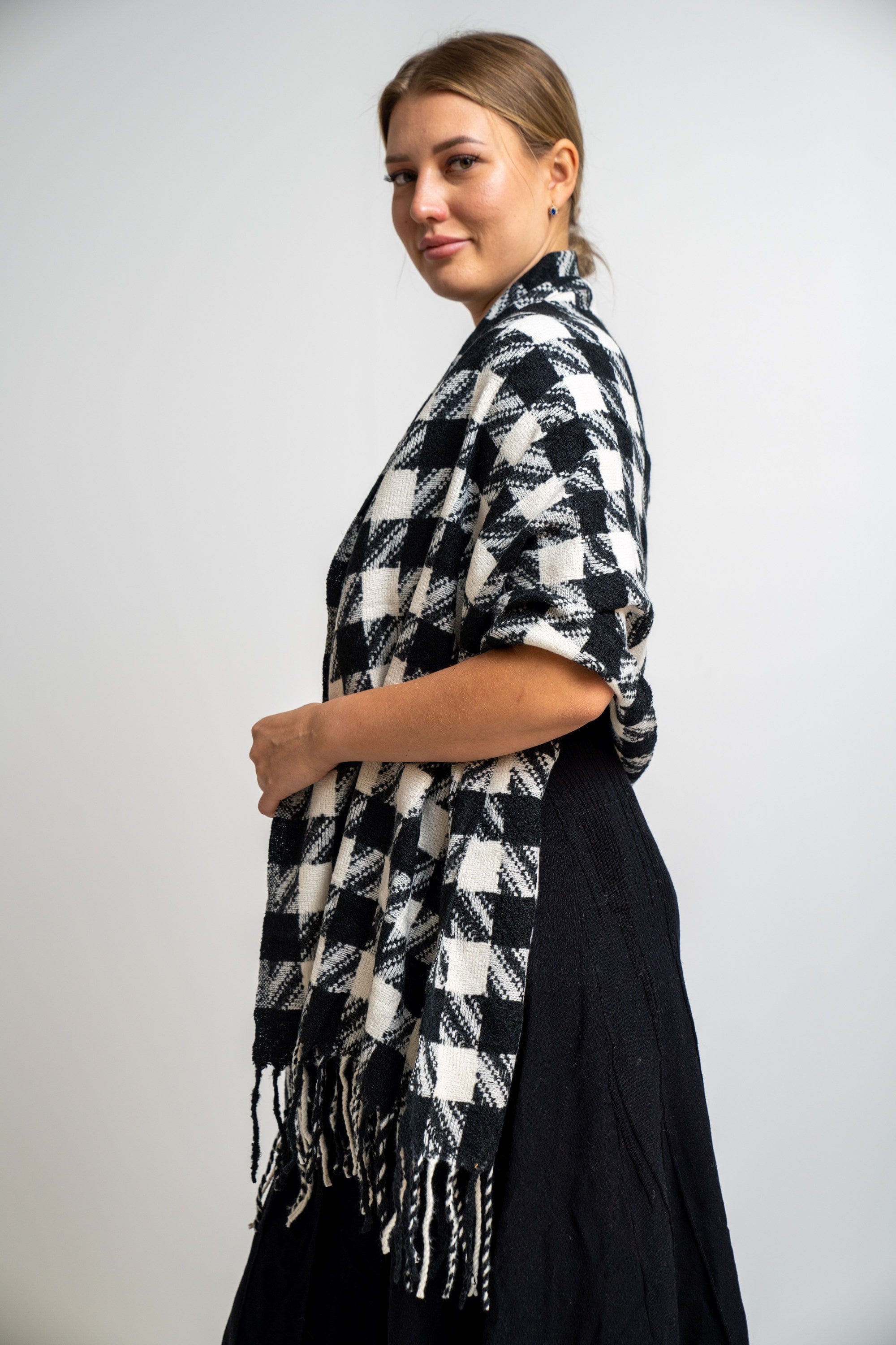 نتشي وشاح مربعات مزين بالخيوط نسائي