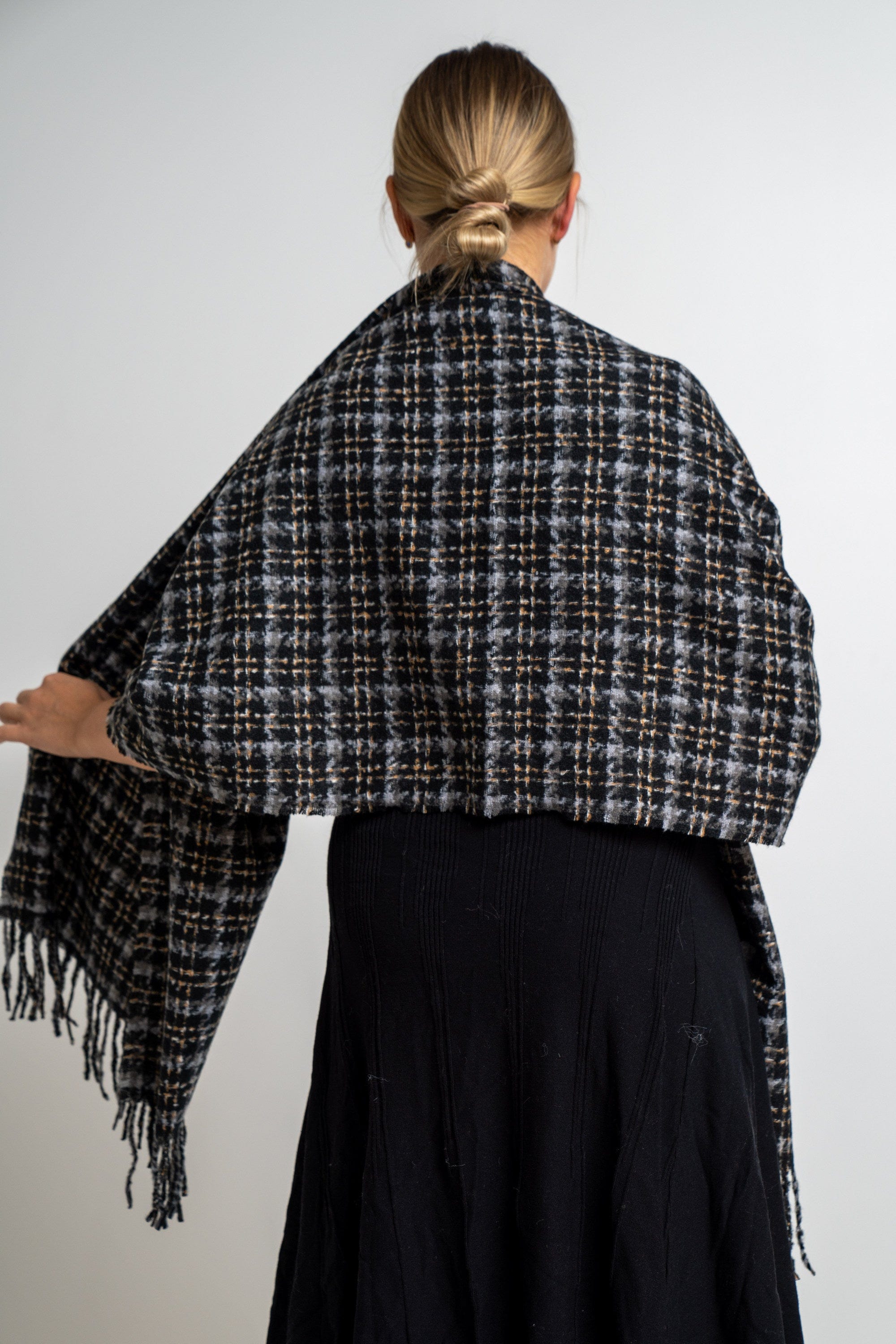 ميكا شال كاروهات نسائى مزين بخيوط