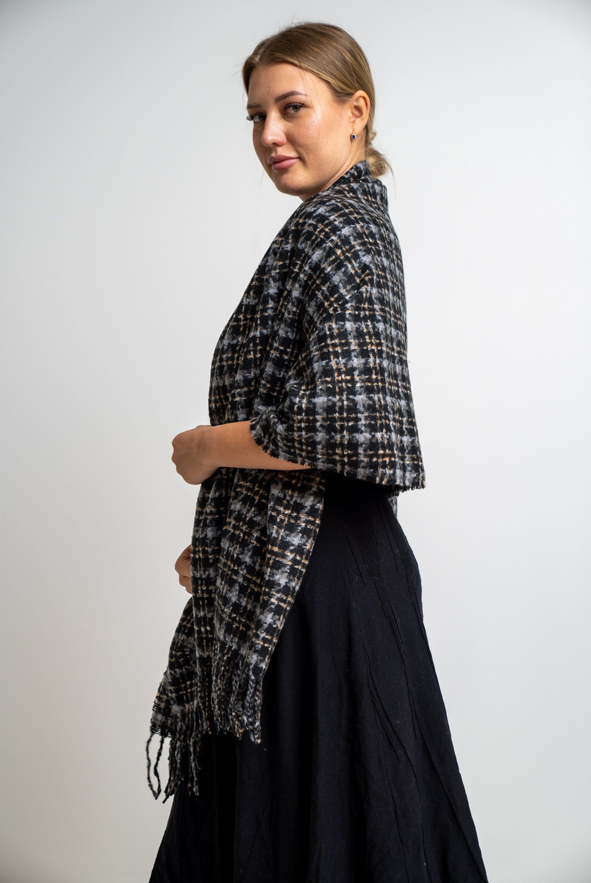 نتشي وشاح مربعات مزين بالخيوط