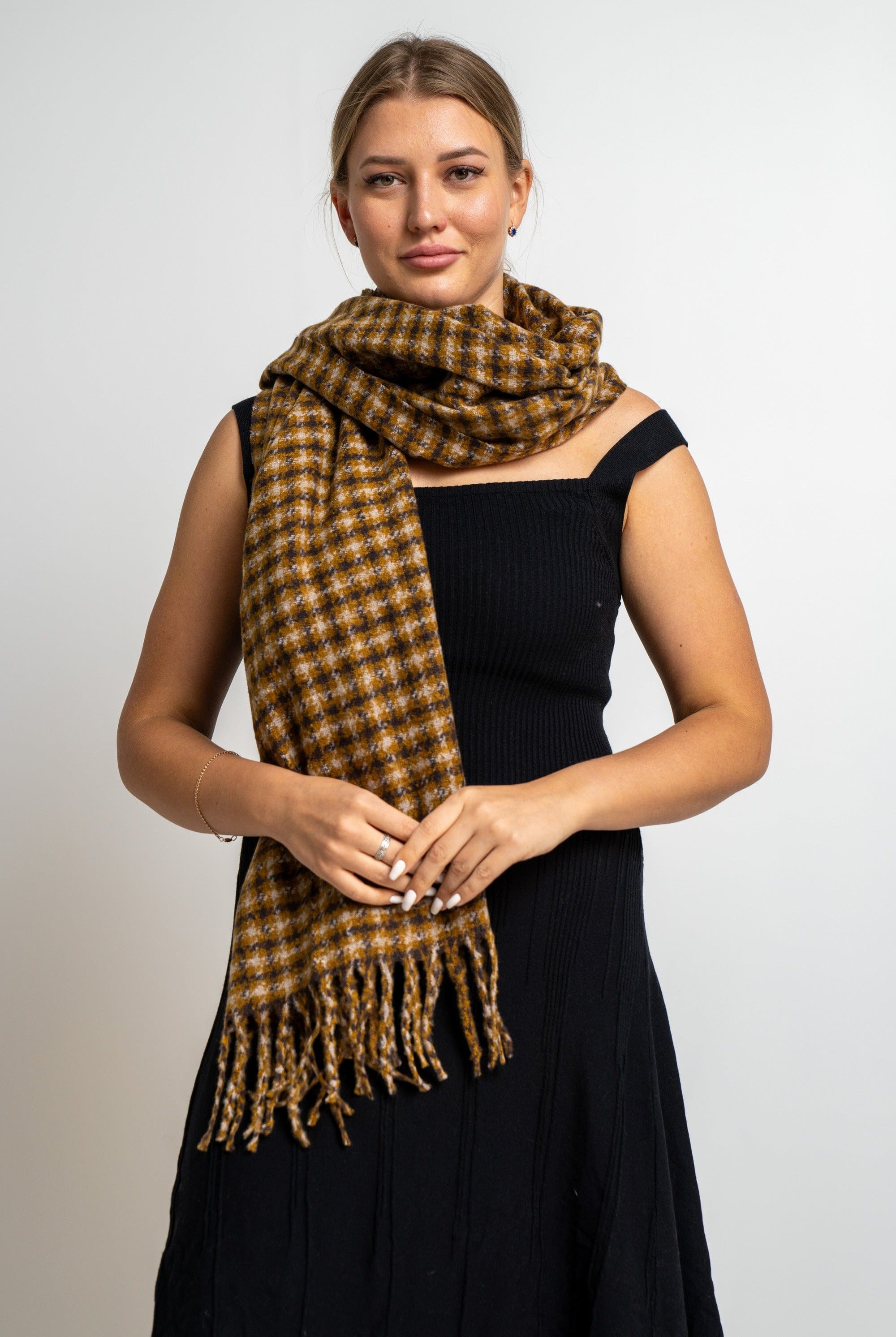 نتشي وشاح مربعات صغيرة مزين بالخيوط نسائي