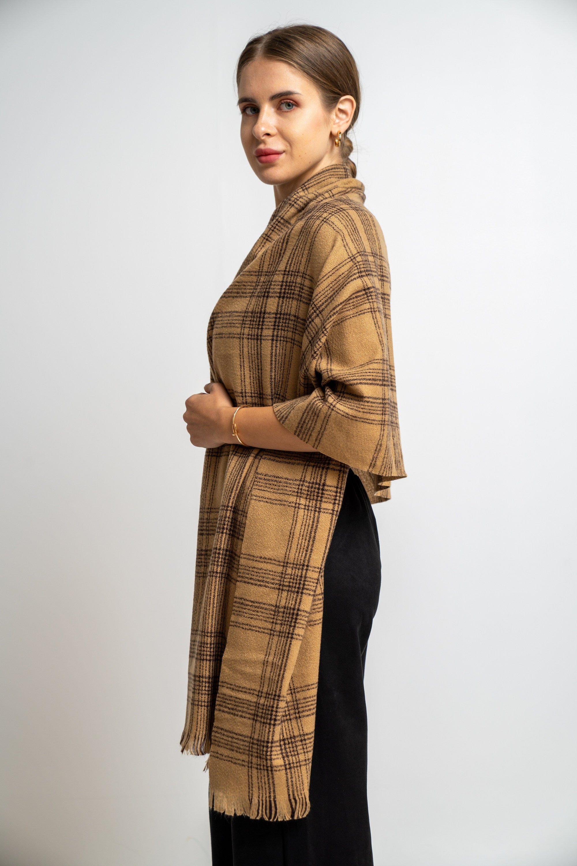 نتشي وشاح مربعات مزين بالخيوط من أسفل