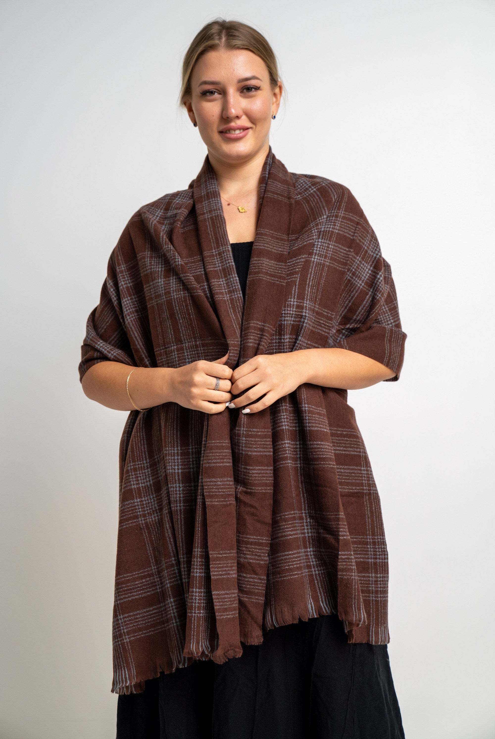 نتشي وشاح مربعات مزين بالخيوط من أسفل