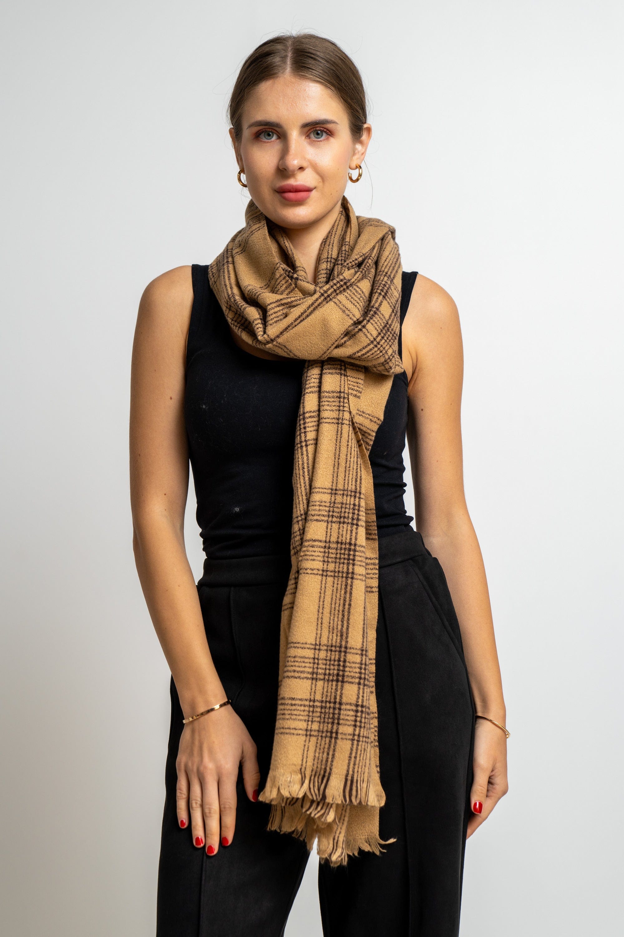 نتشي وشاح مربعات مزين بالخيوط من أسفل