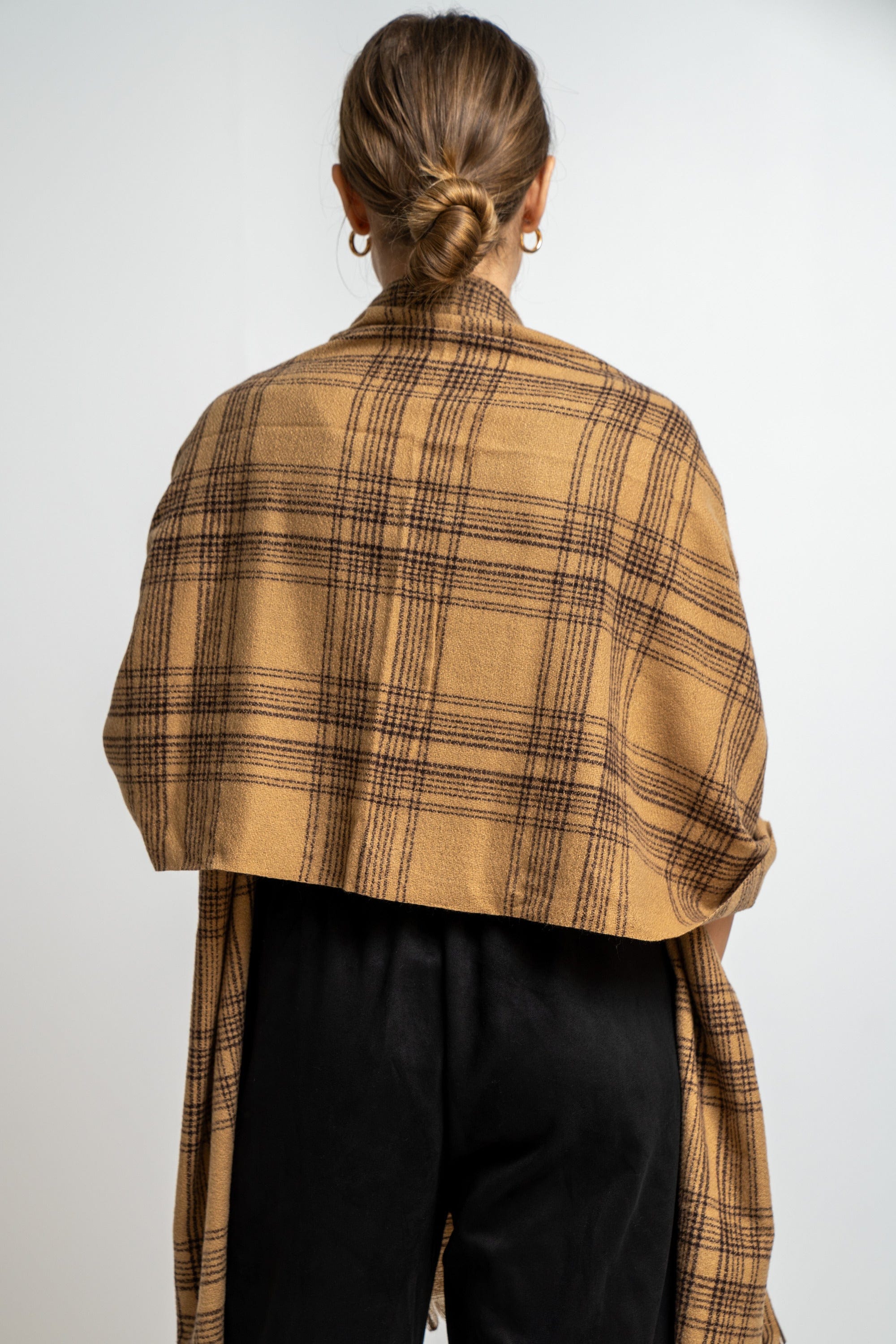 نتشي وشاح مربعات مزين بالخيوط من أسفل