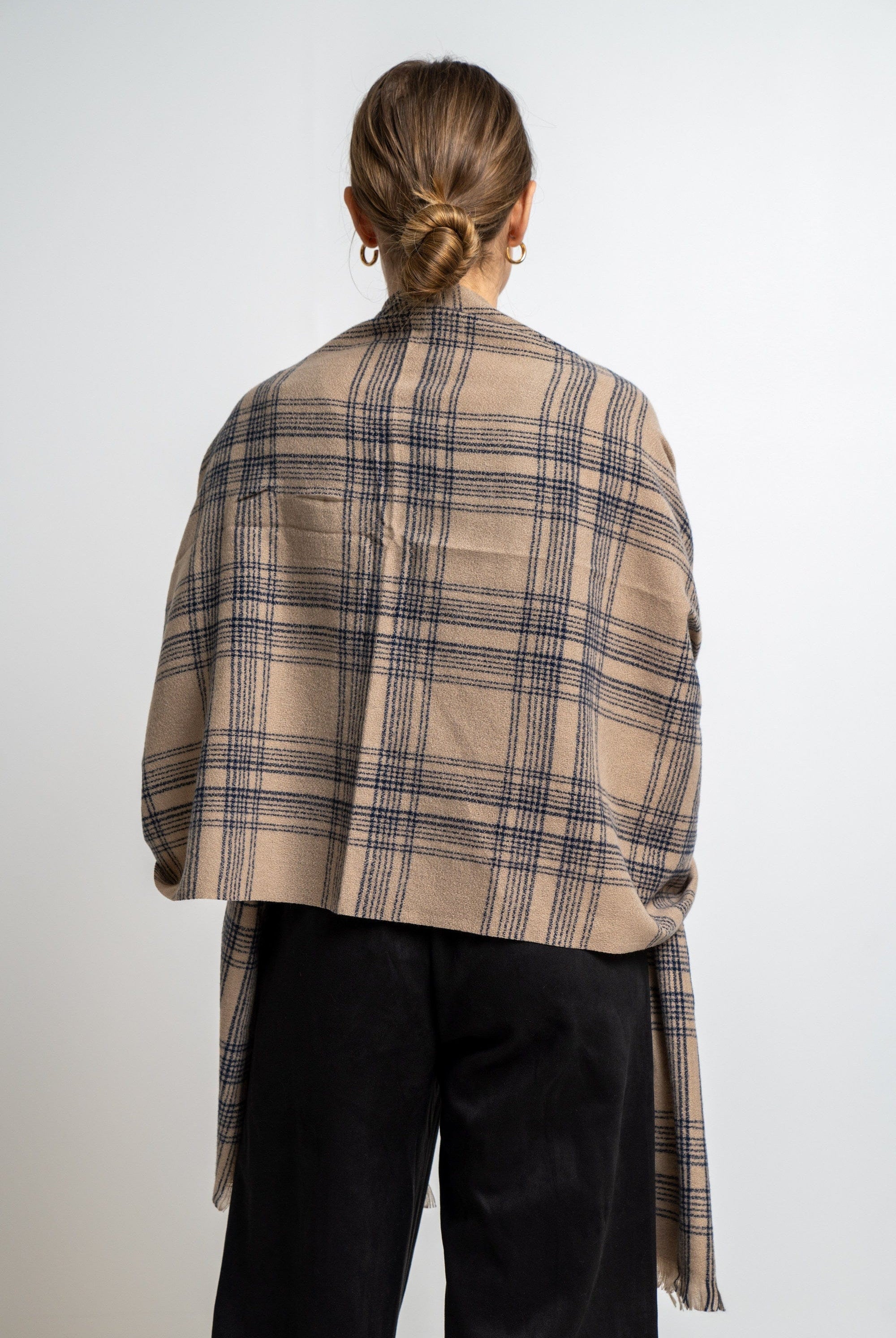 نتشي وشاح مربعات مزين بالخيوط من أسفل