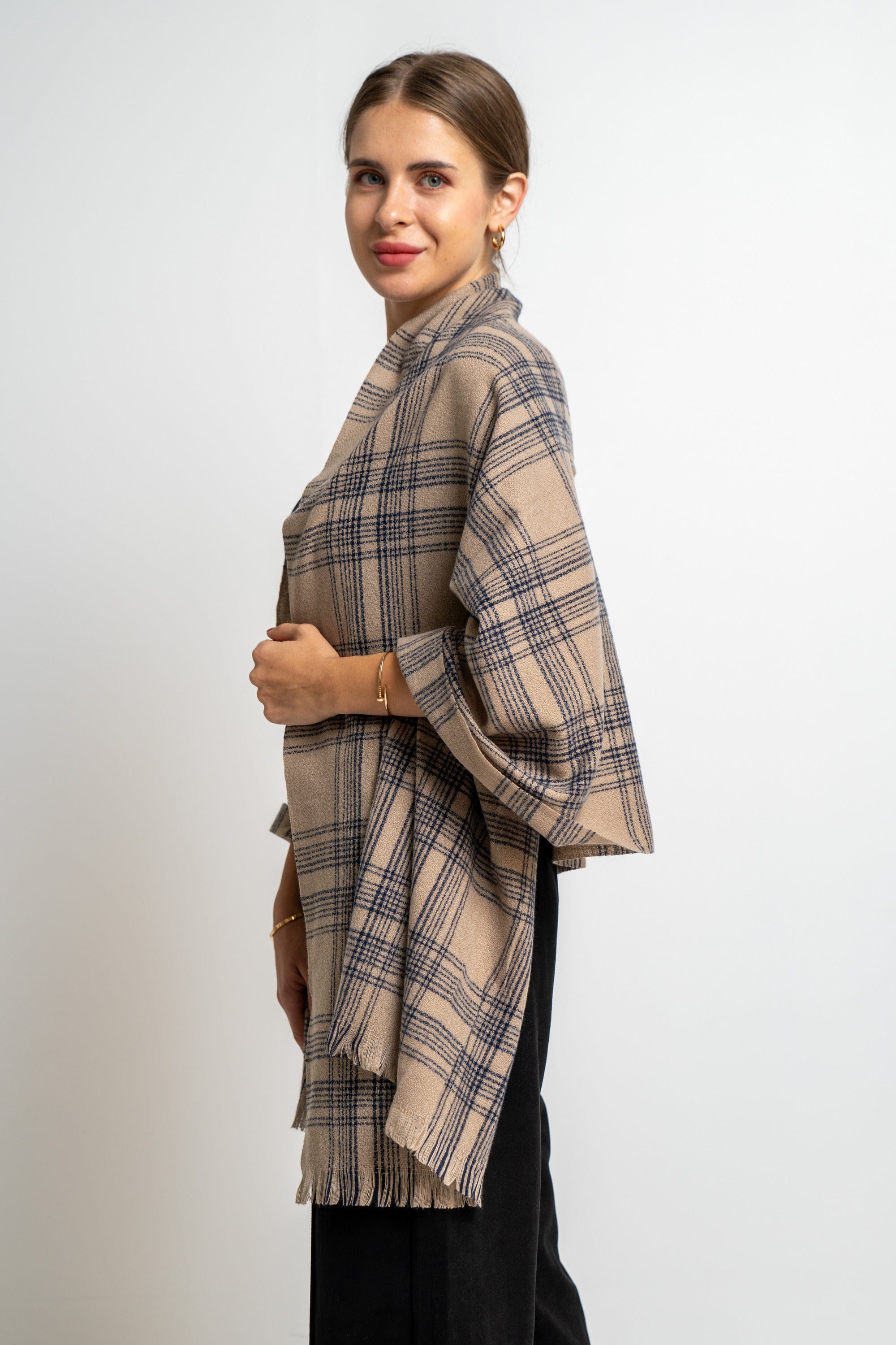 نتشي وشاح مربعات مزين بالخيوط من أسفل