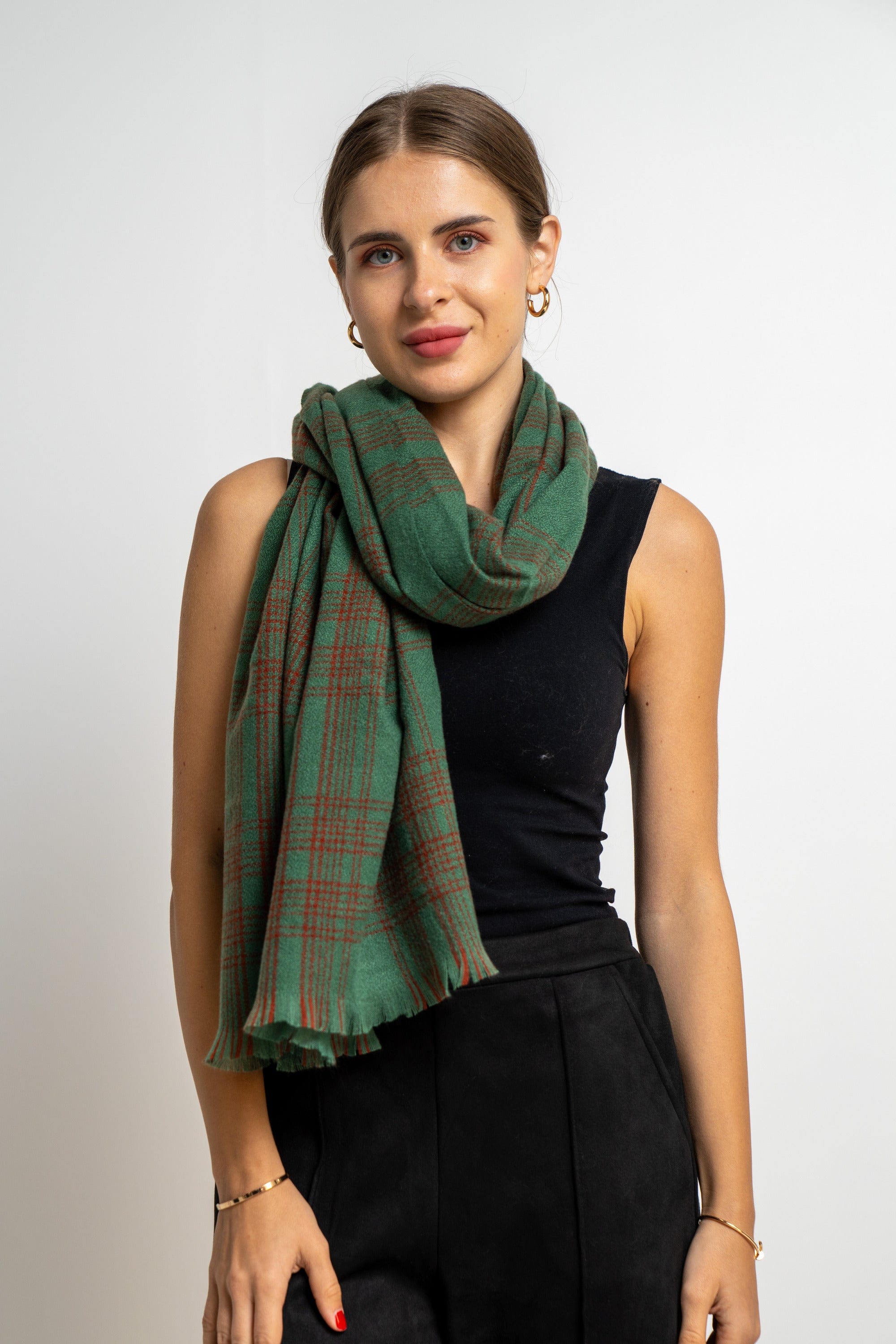 نتشي وشاح مربعات مزين بالخيوط من أسفل