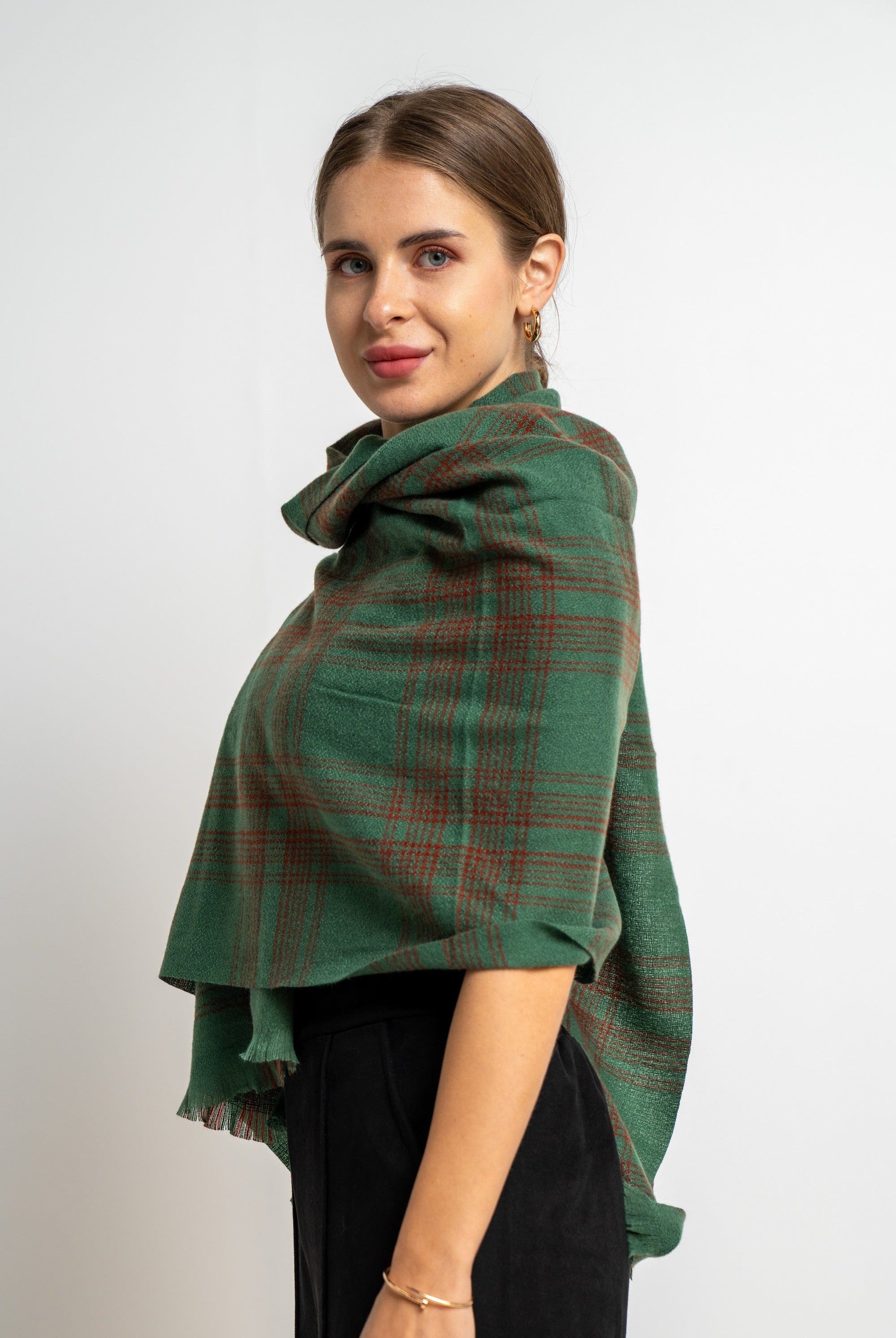 نتشي وشاح مربعات مزين بالخيوط من أسفل