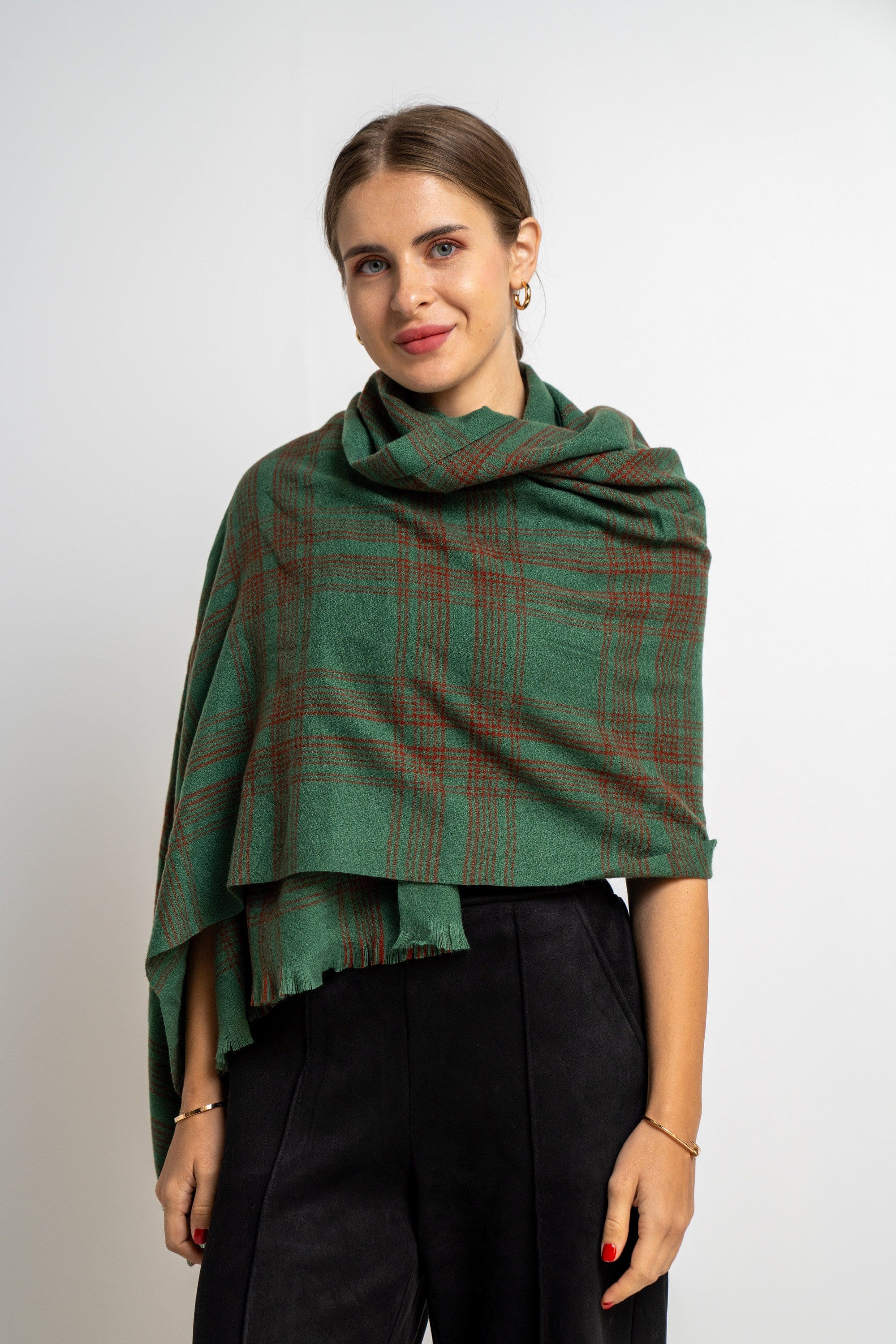 نتشي وشاح مربعات مزين بالخيوط من أسفل