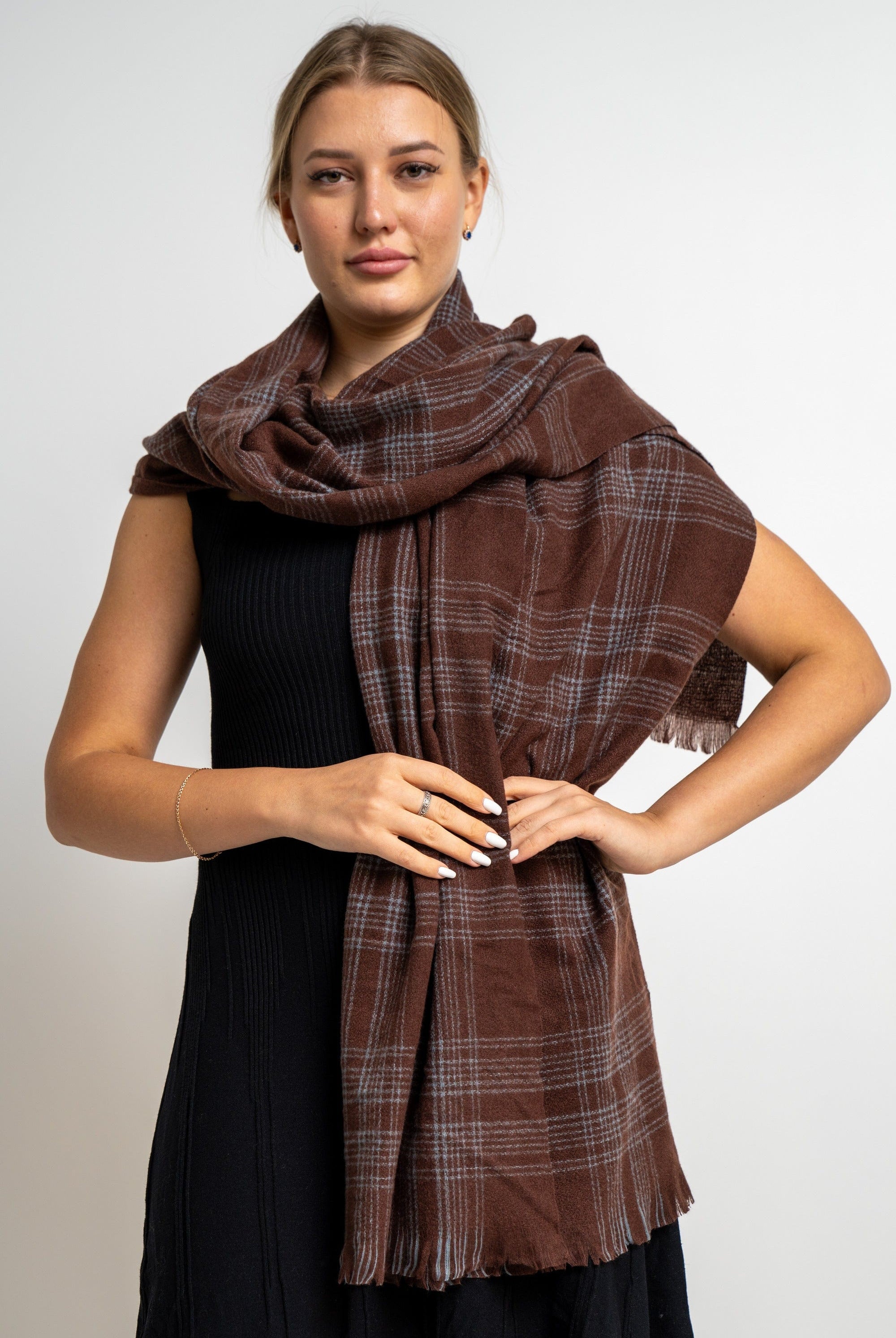 نتشي وشاح مربعات مزين بالخيوط من أسفل