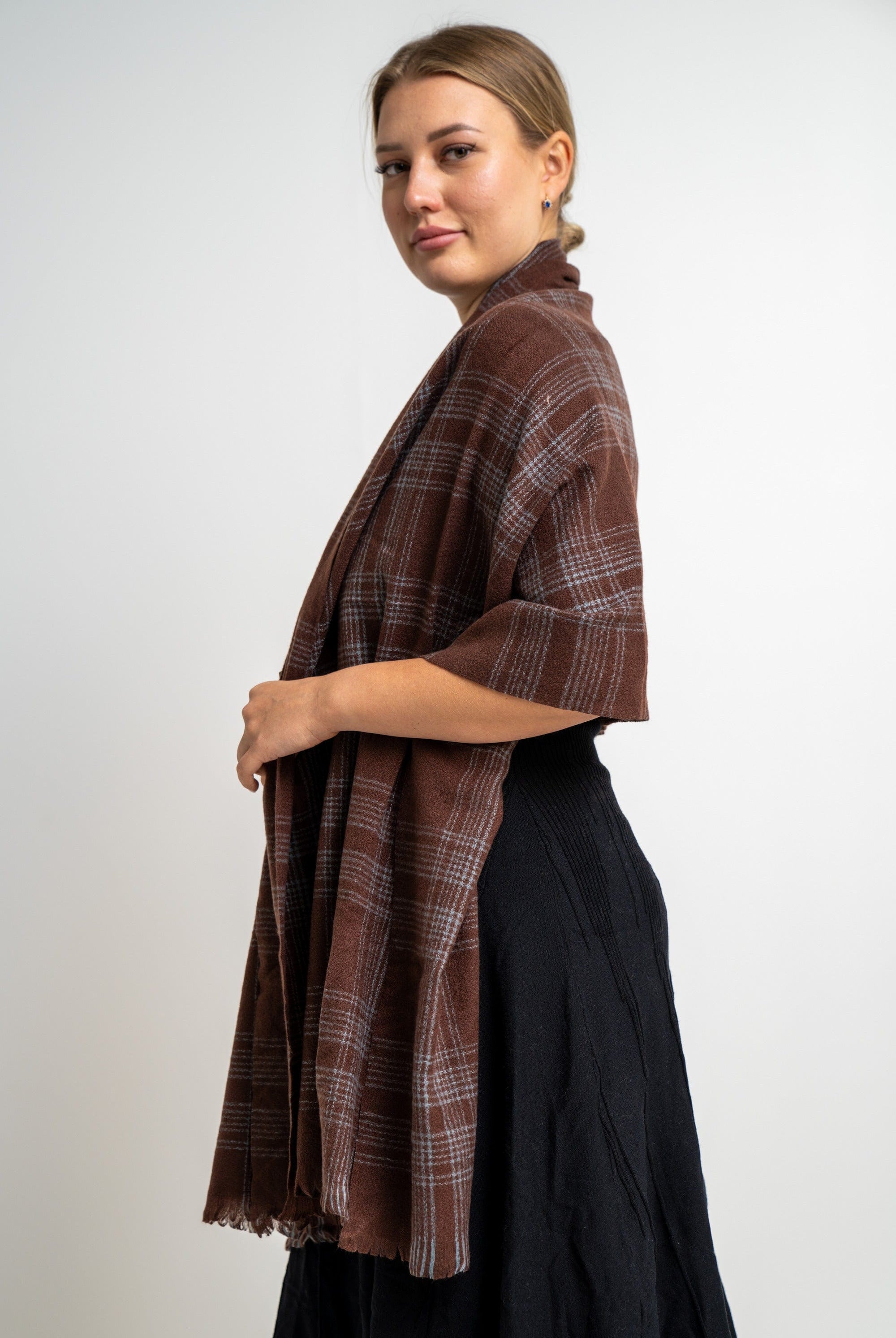 نتشي وشاح مربعات مزين بالخيوط من أسفل