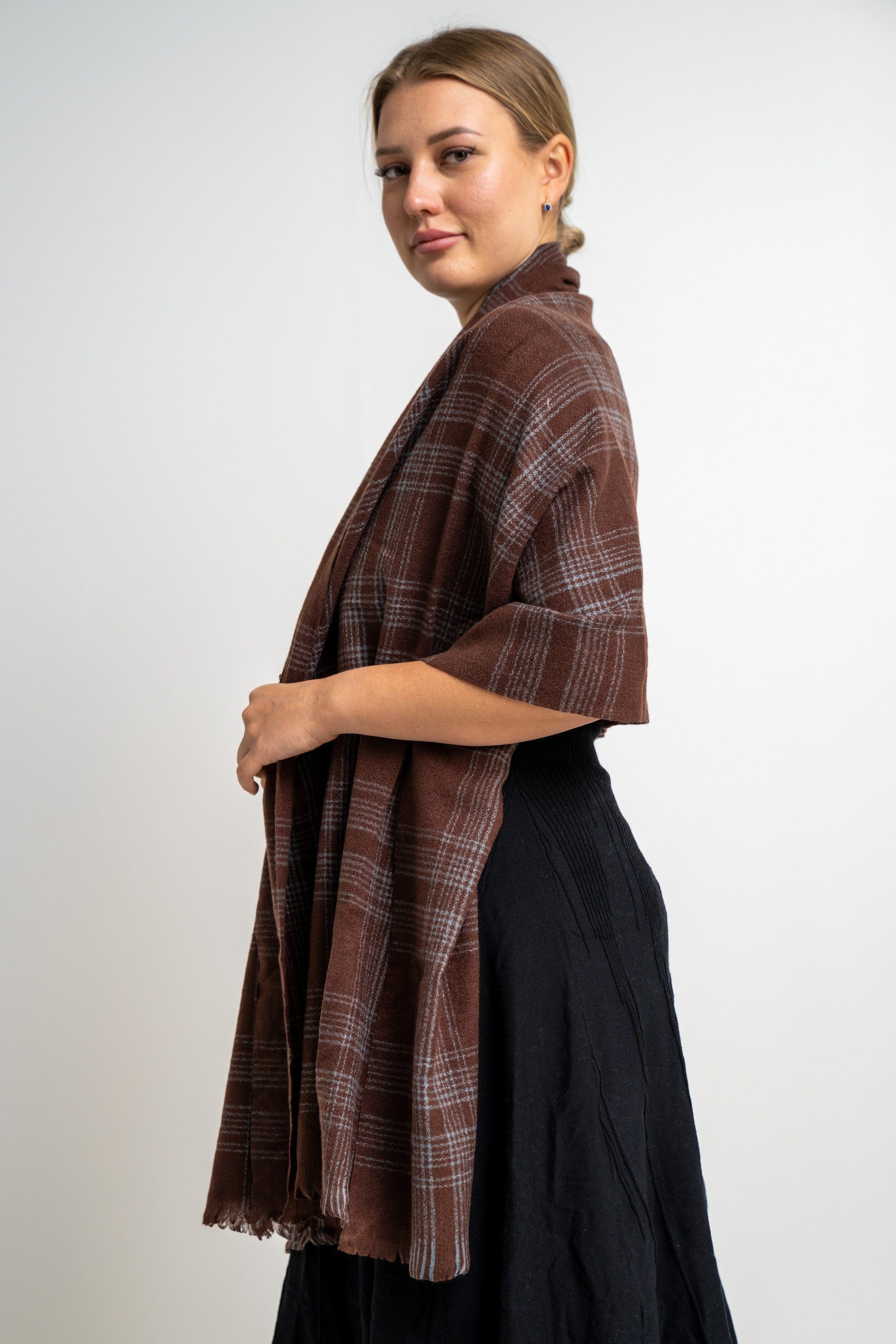 نتشي وشاح مربعات مزين بالخيوط من أسفل