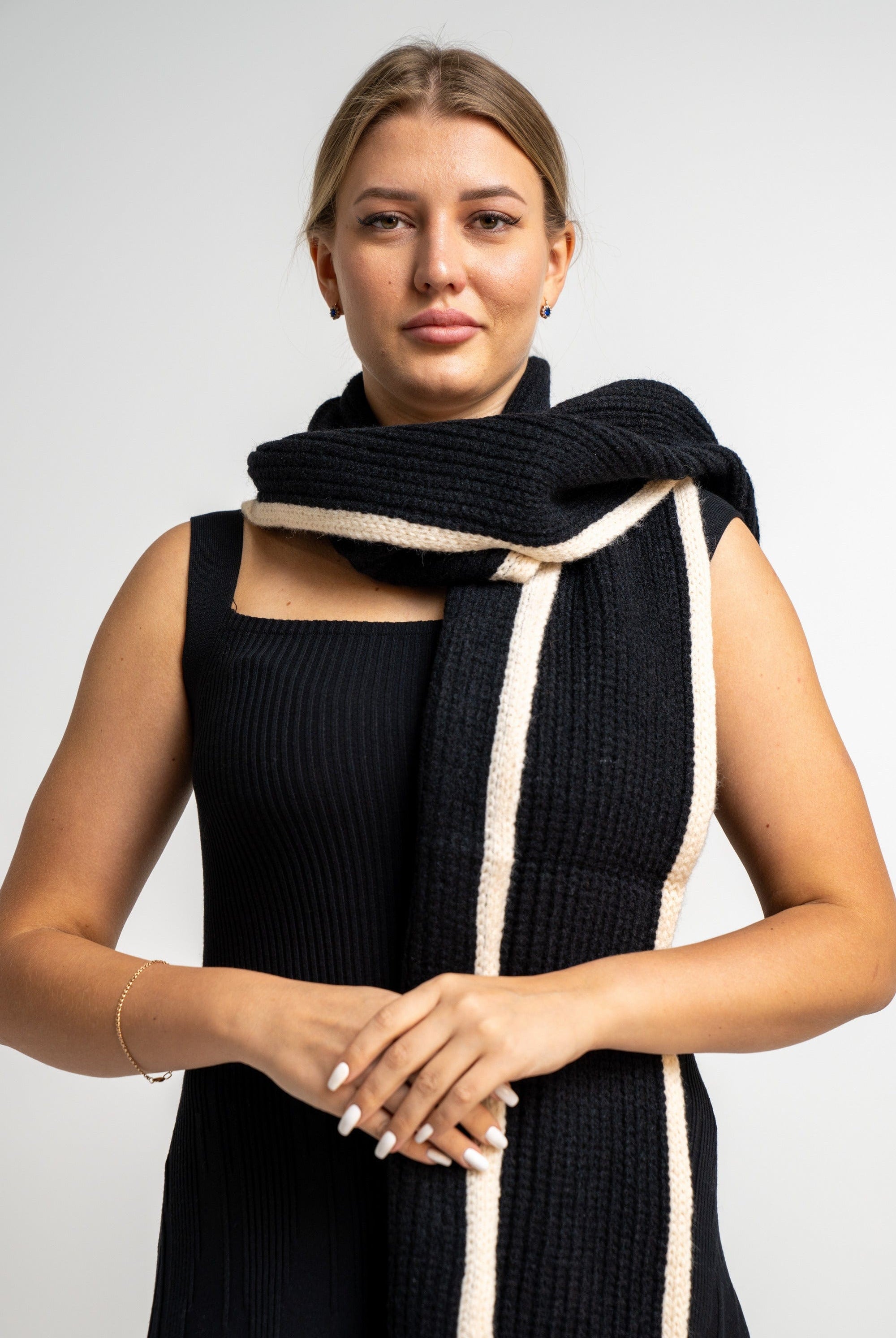 نتشي وشاح تريكو مزين بخط باللون الأسود