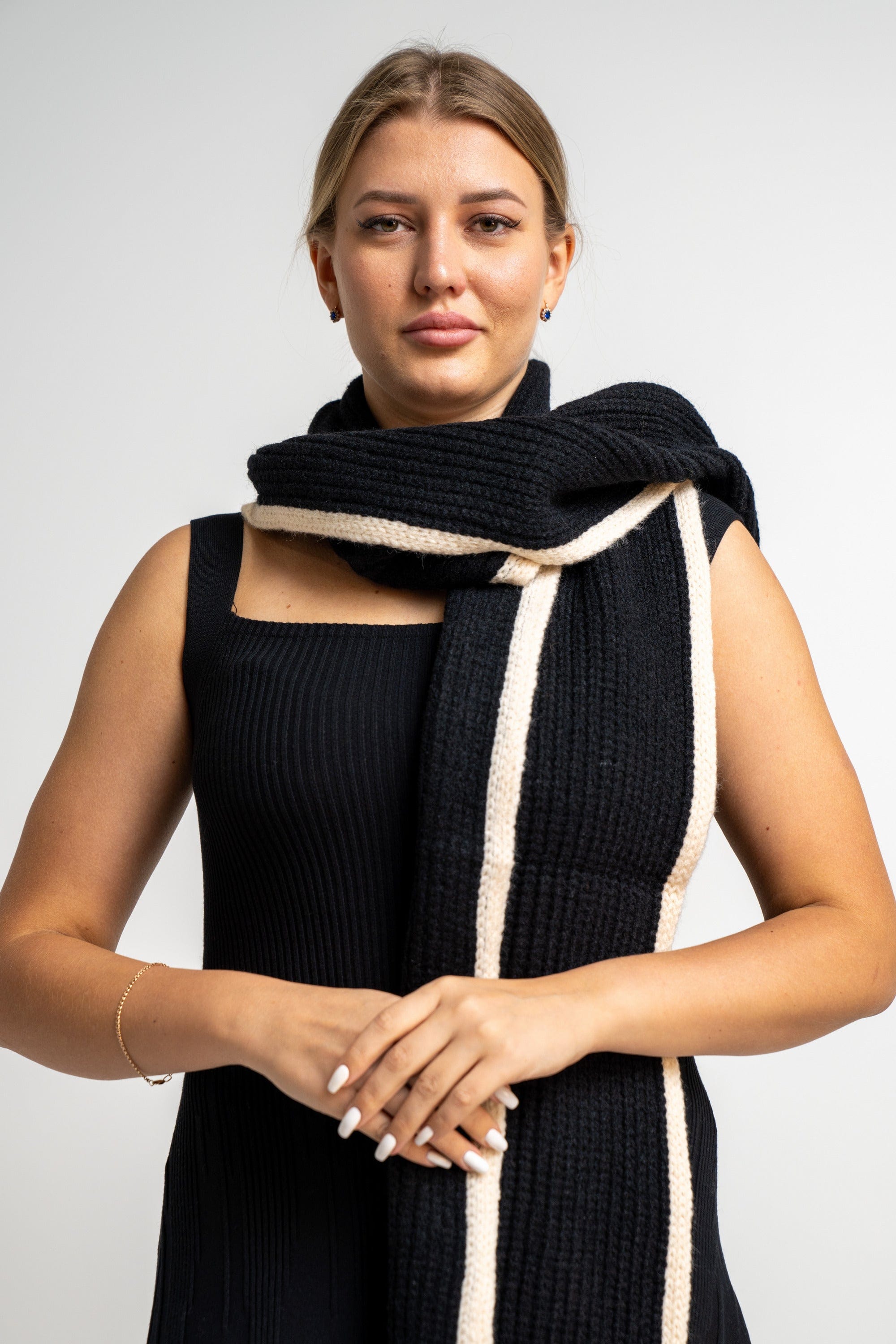 نتشي وشاح تريكو مزين بخط باللون الأسود