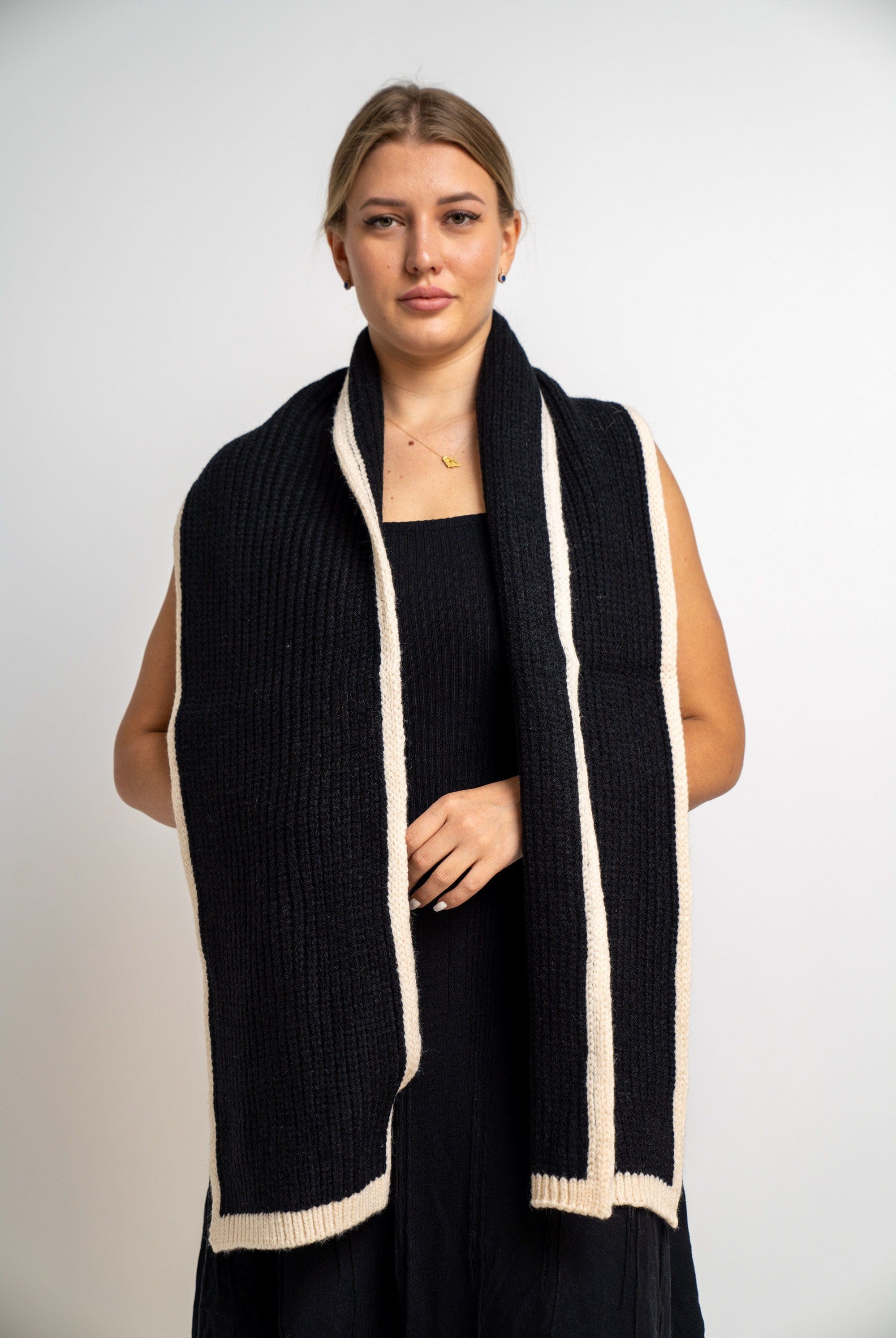 نتشي وشاح تريكو مزين بخط باللون الأسود