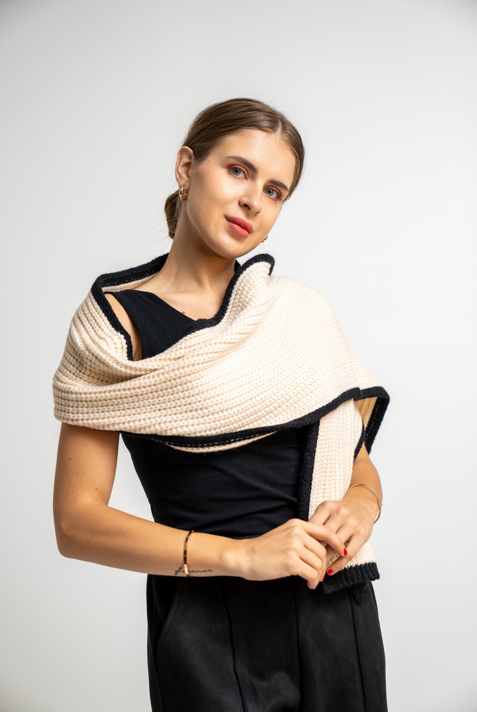 نتشي وشاح تريكو مزين بخط باللون الأسود