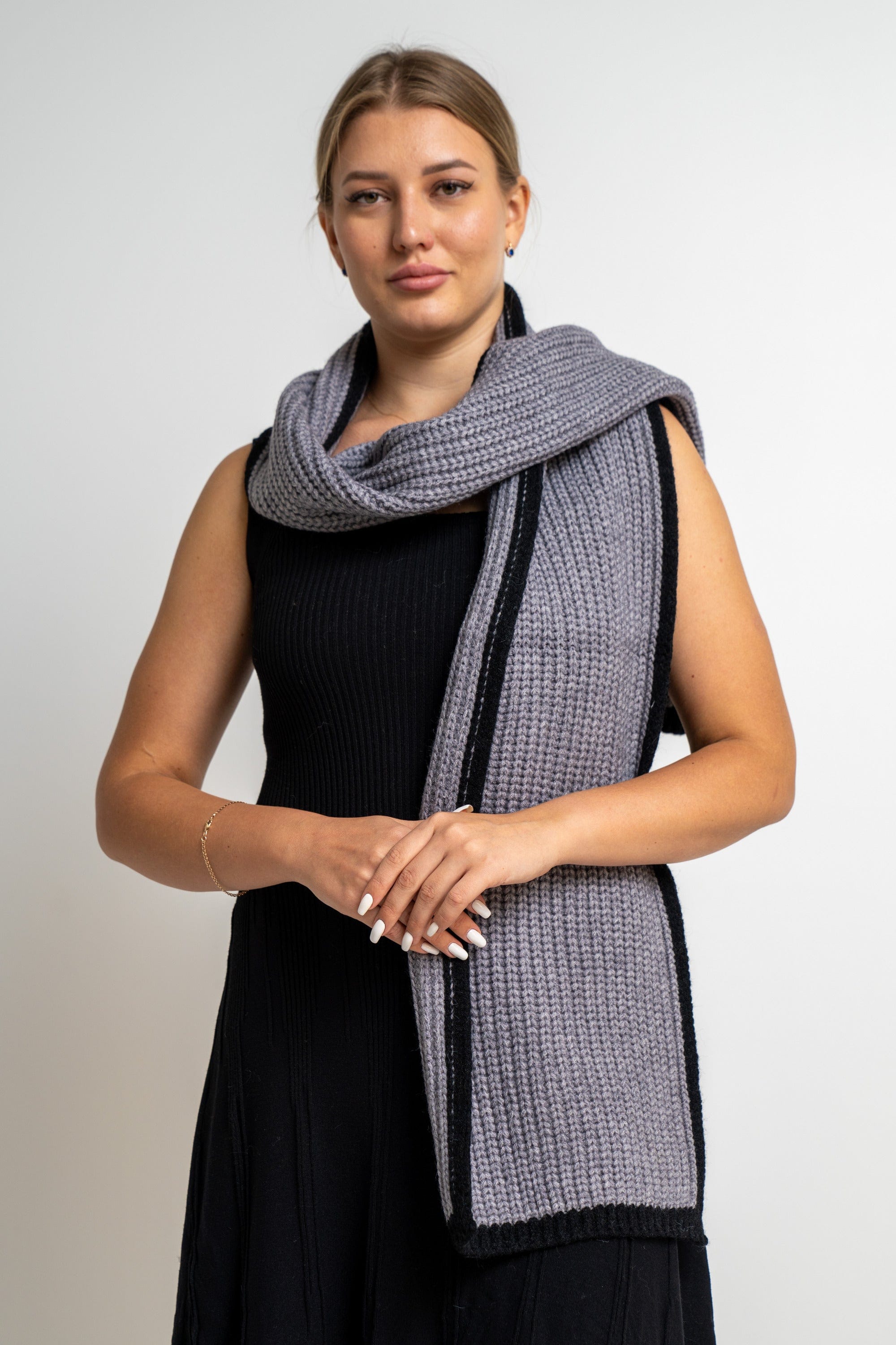 نتشي وشاح تريكو مزين بخط باللون الأسود