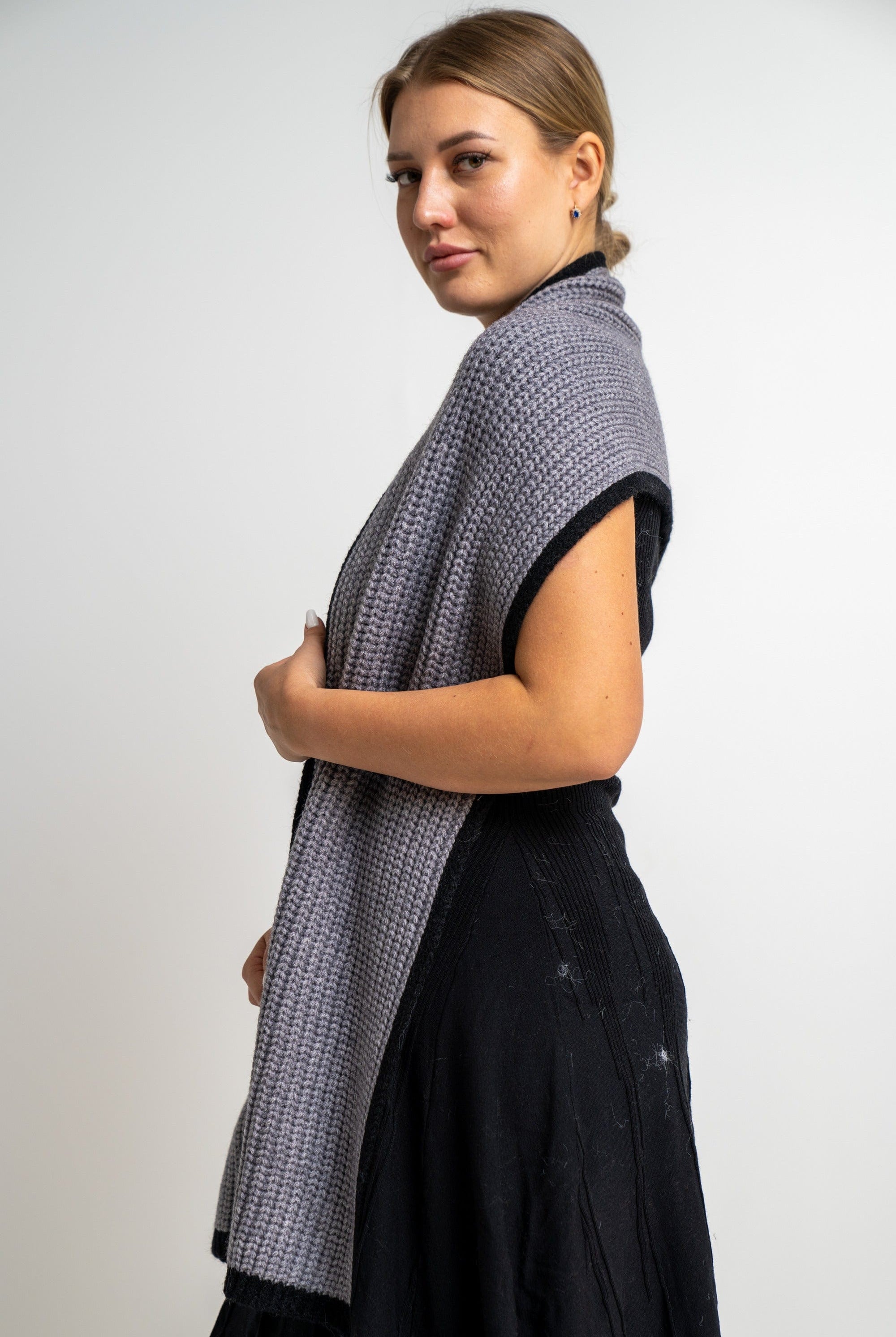 نتشي وشاح تريكو مزين بخط باللون الأسود