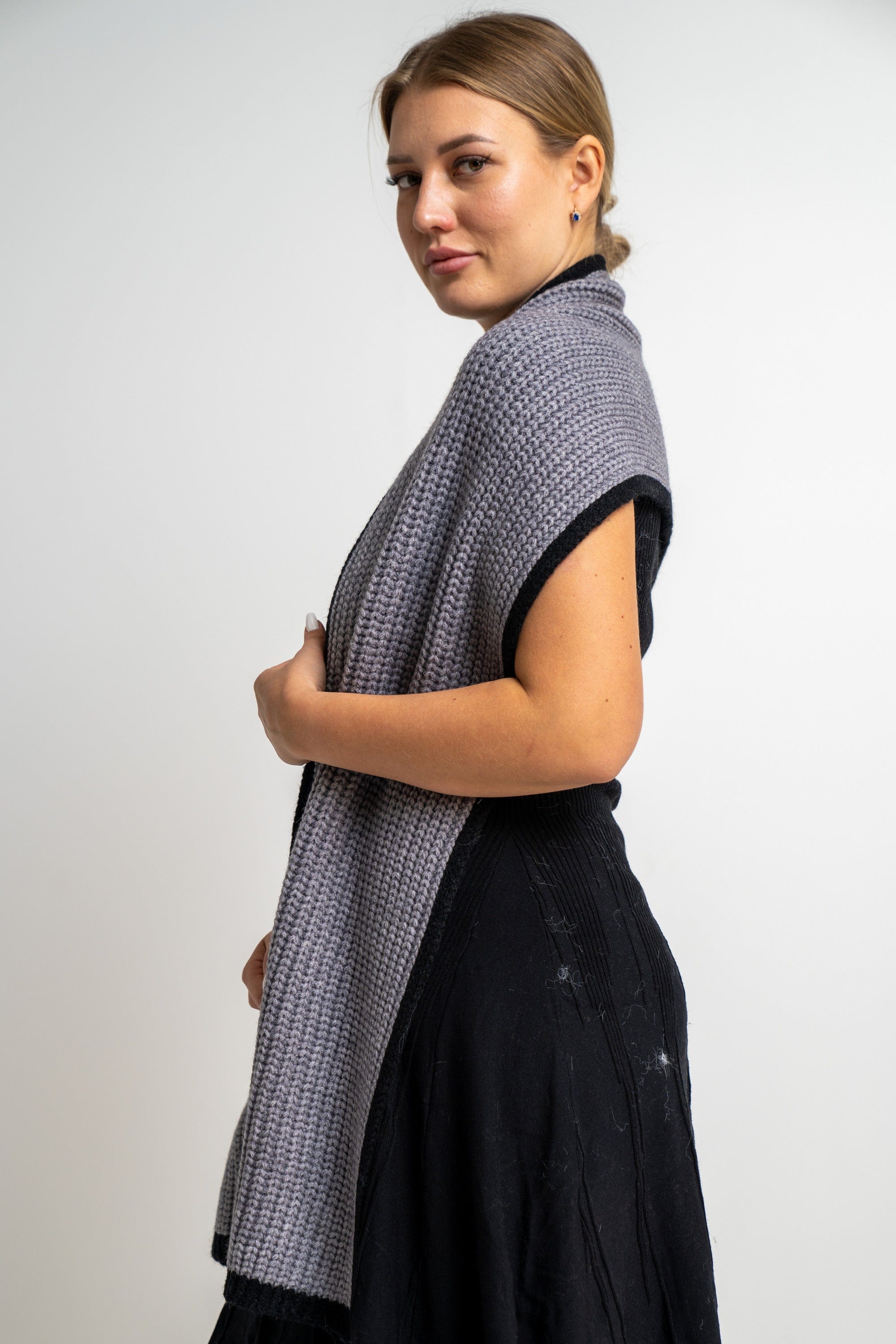 نتشي وشاح تريكو مزين بخط باللون الأسود