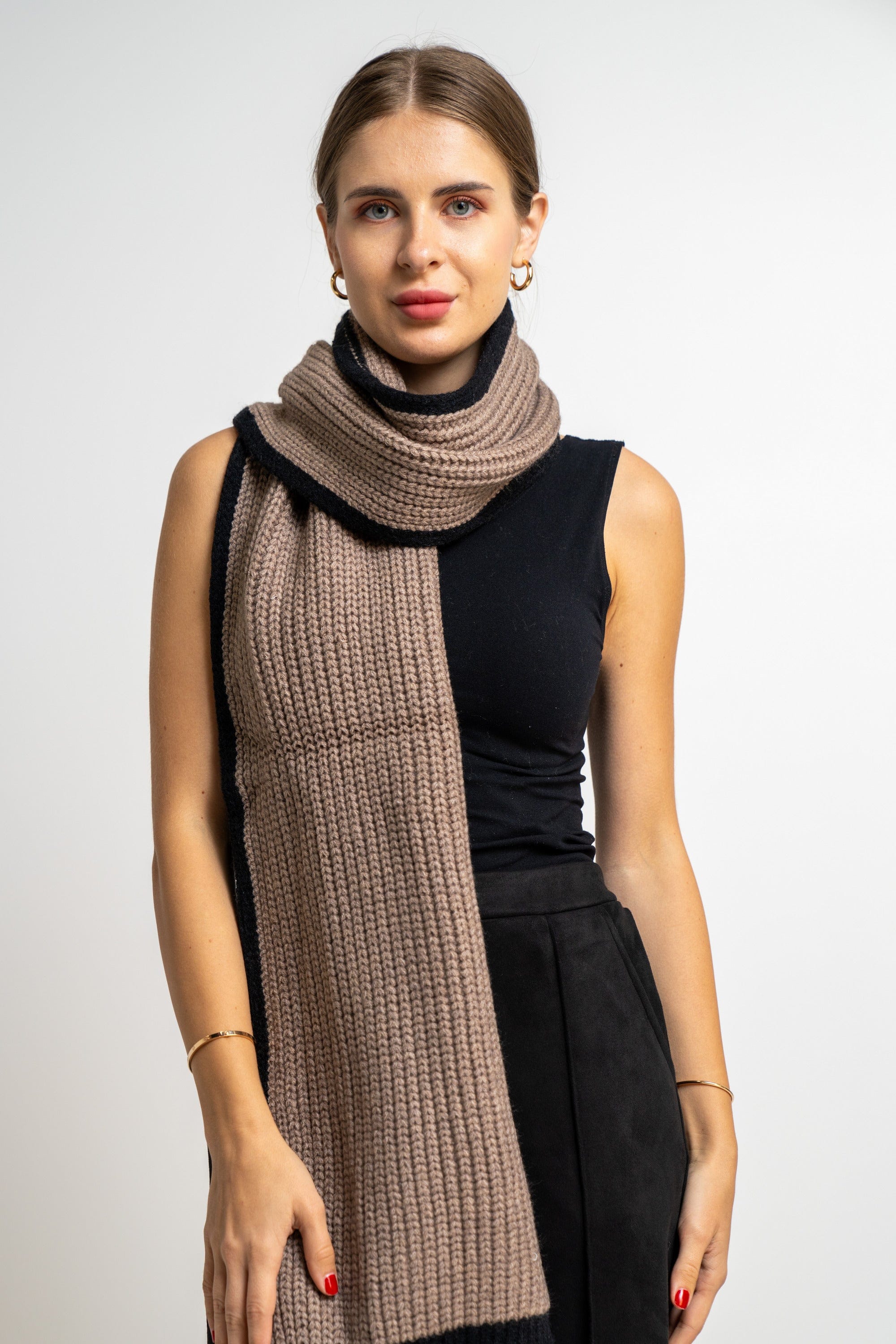 نتشي وشاح تريكو مزين بخط باللون الأسود