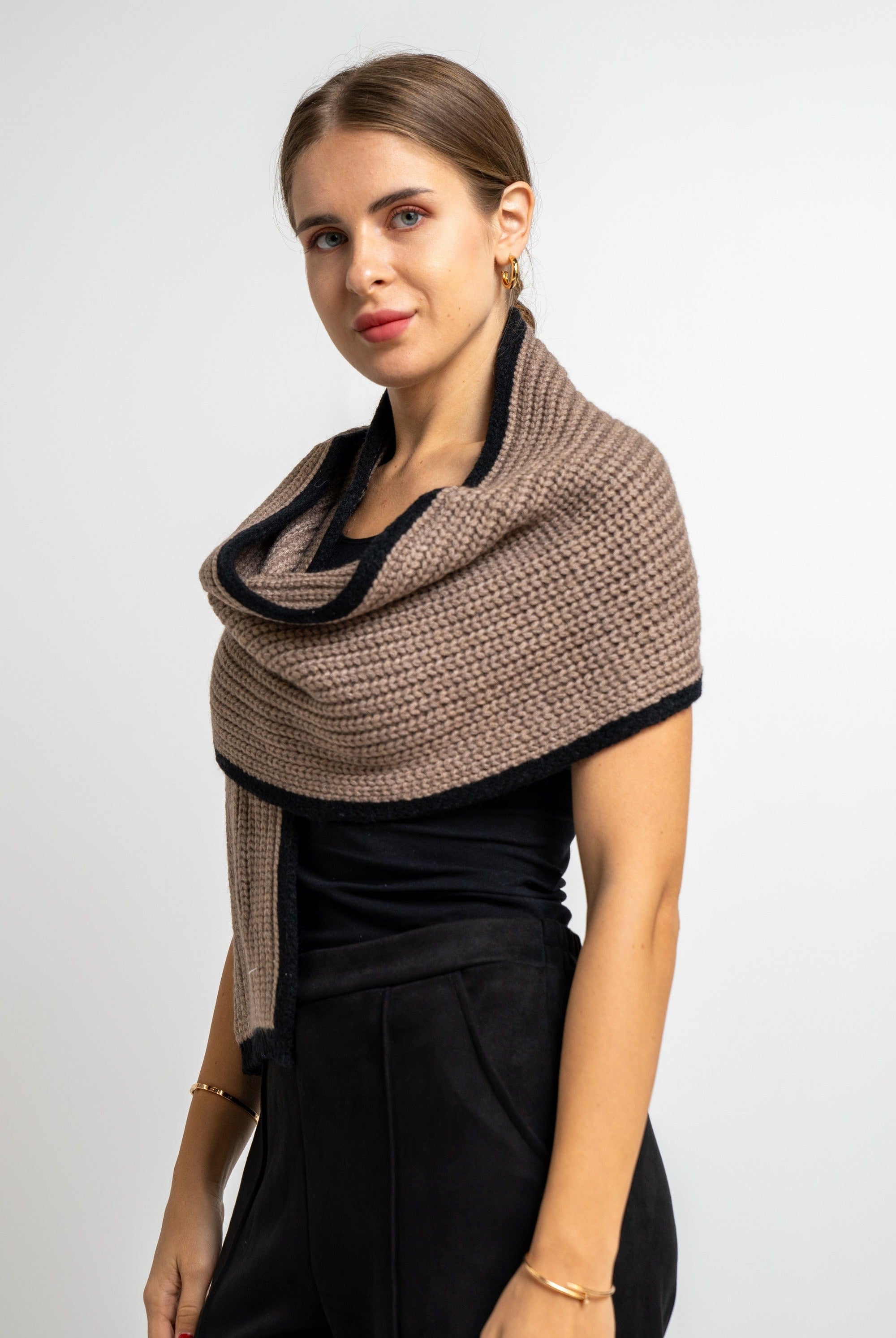 نتشي وشاح تريكو مزين بخط باللون الأسود