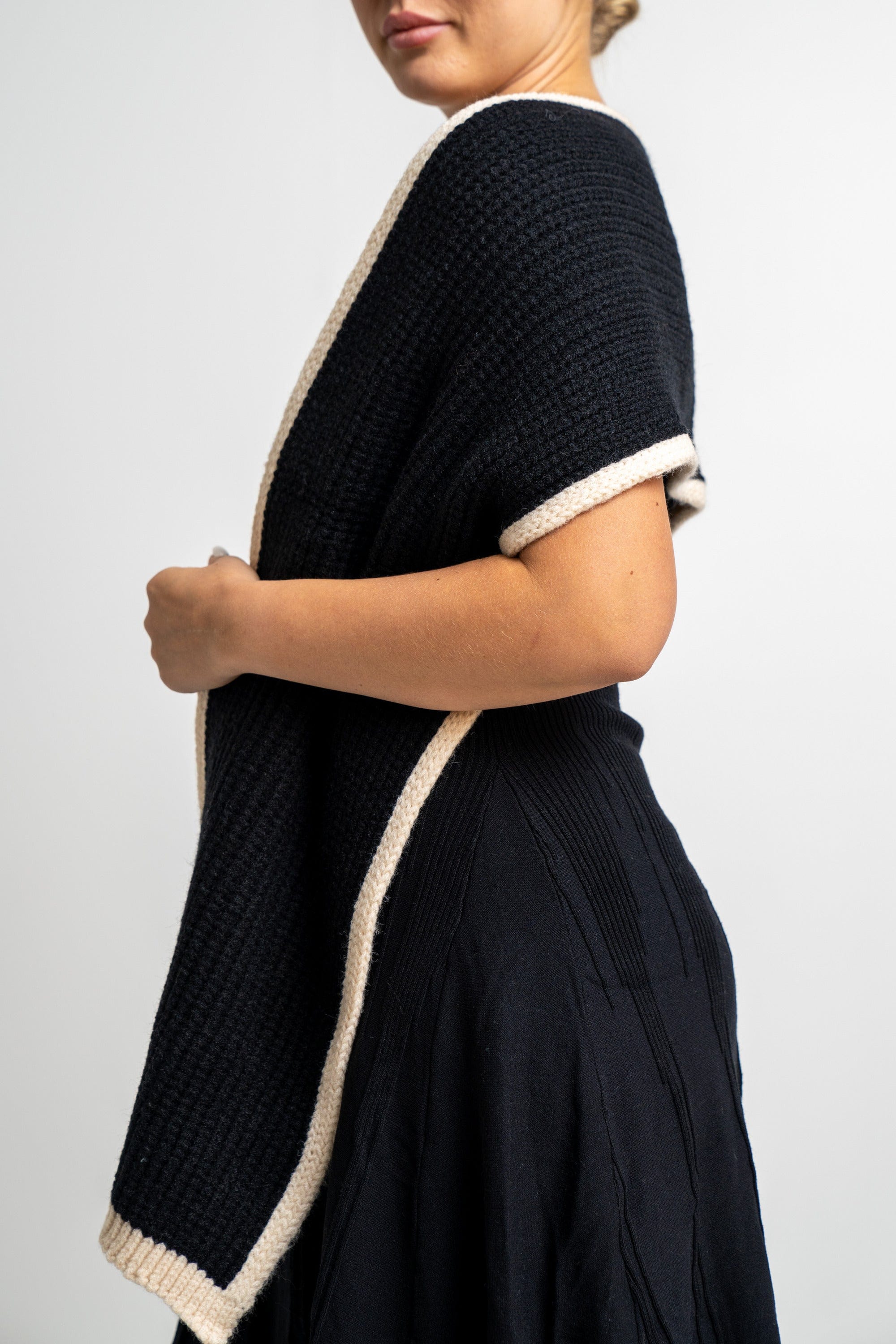 نتشي وشاح تريكو مزين بخط باللون الأسود