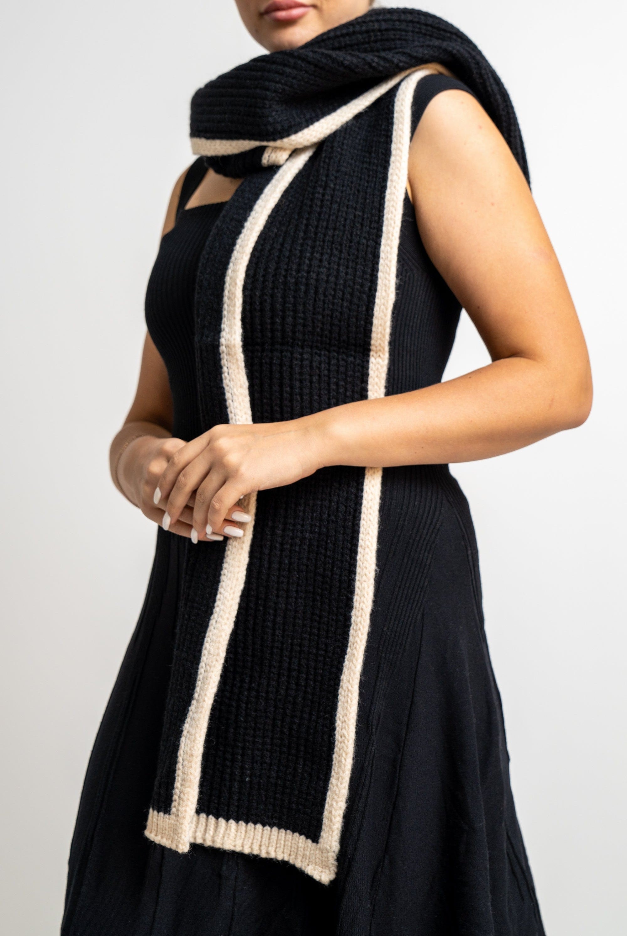 نتشي وشاح تريكو مزين بخط باللون الأسود