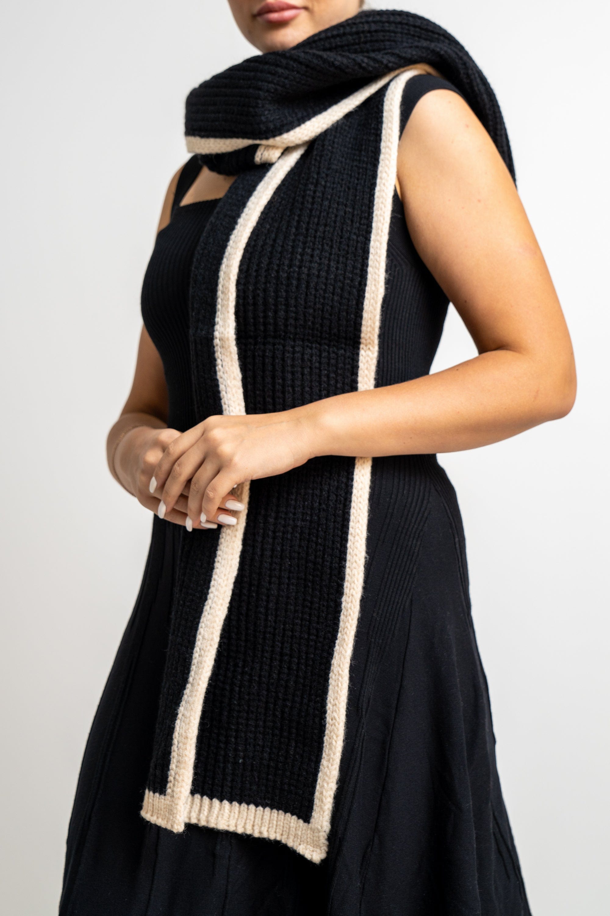 نتشي وشاح تريكو مزين بخط باللون الأسود