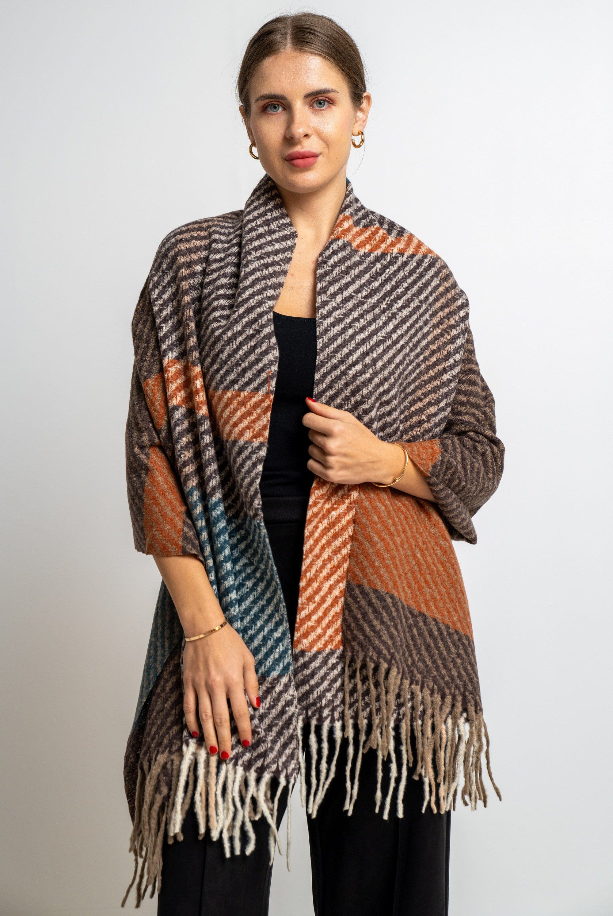 نتشي وشاح مربعات مزين بالخيوط