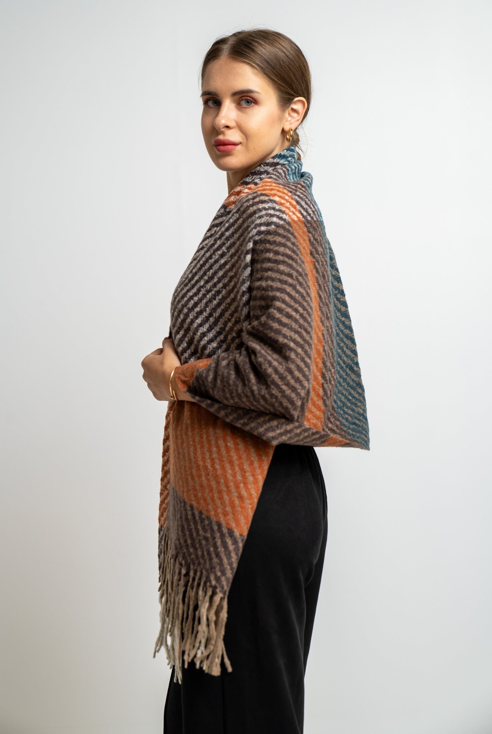 نتشي وشاح مربعات مزين بالخيوط