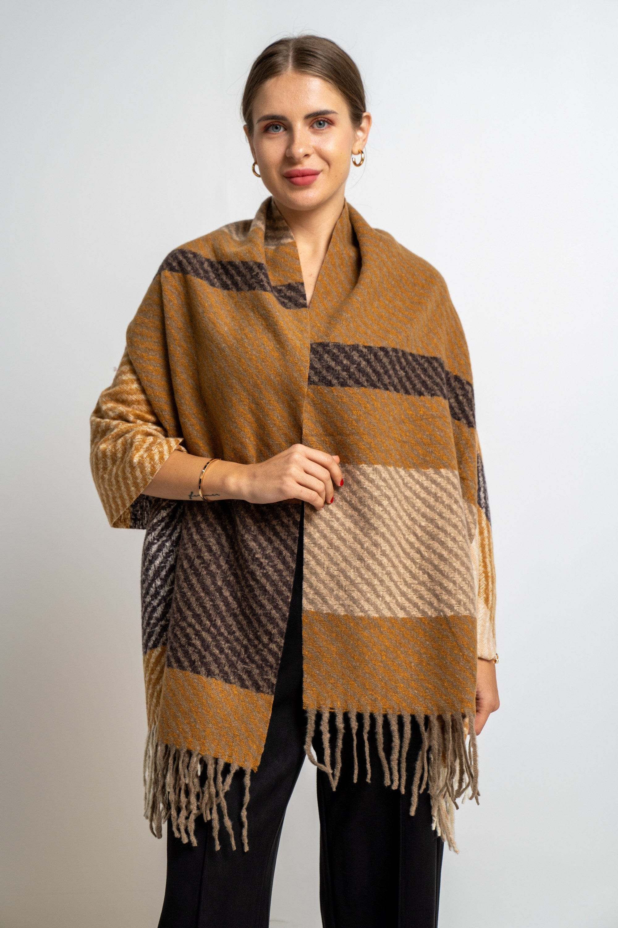 نتشي وشاح مربعات مزين بالخيوط