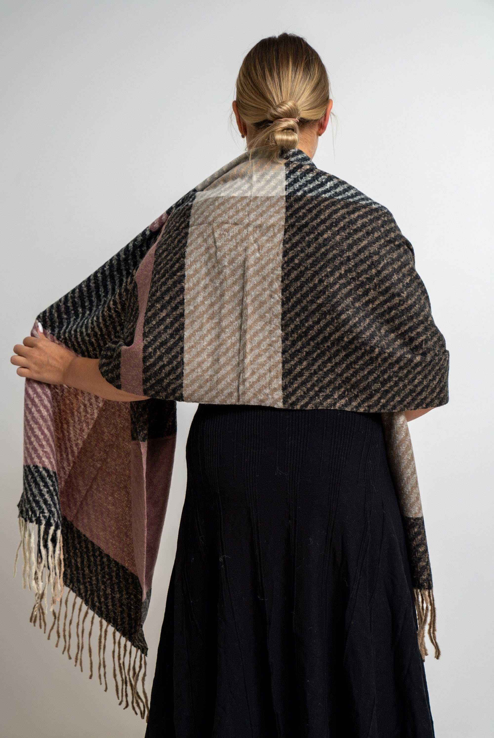 نتشي وشاح مربعات مزين بالخيوط