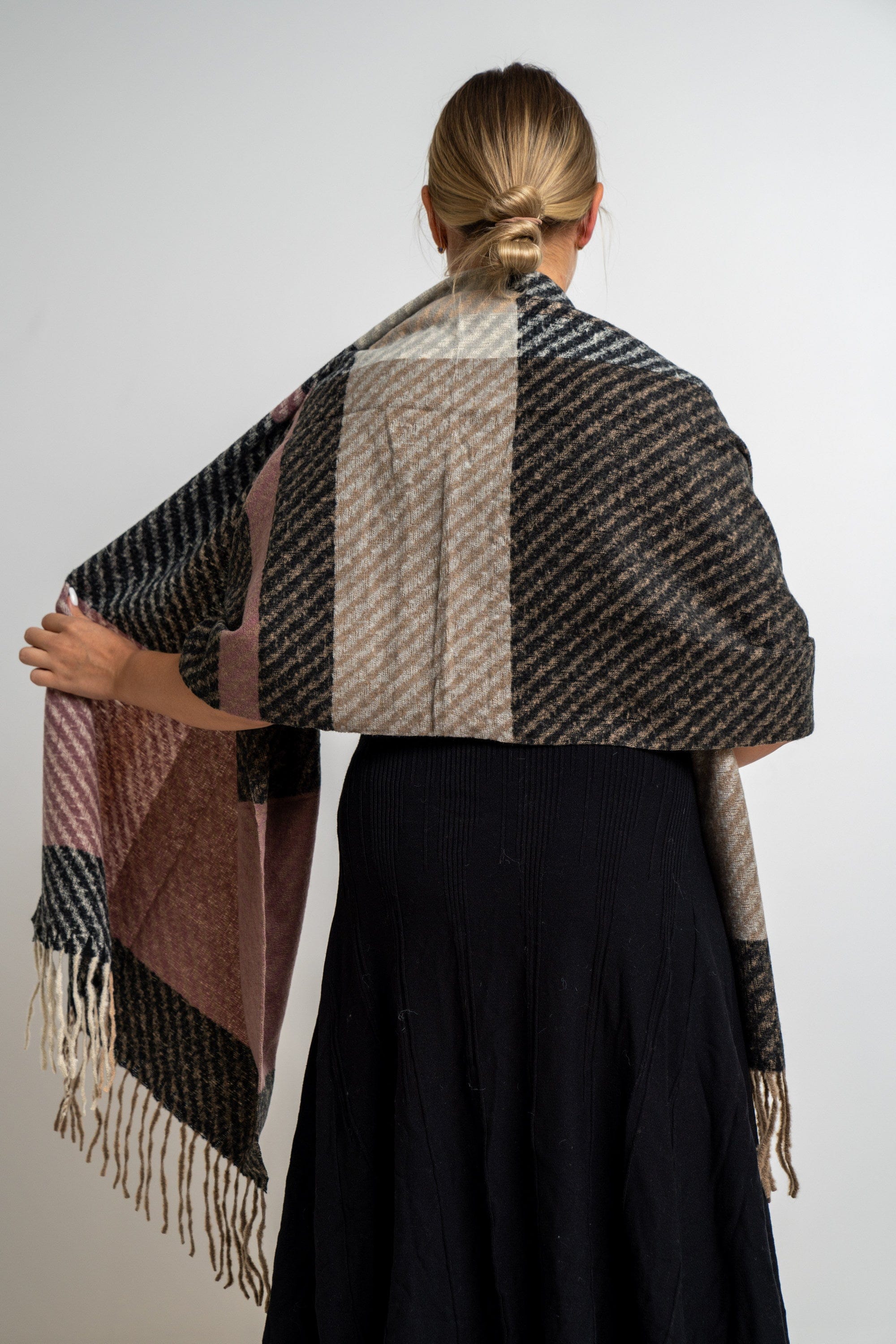 ميكا شال مربعات كبير مزين بخيوط نسائي