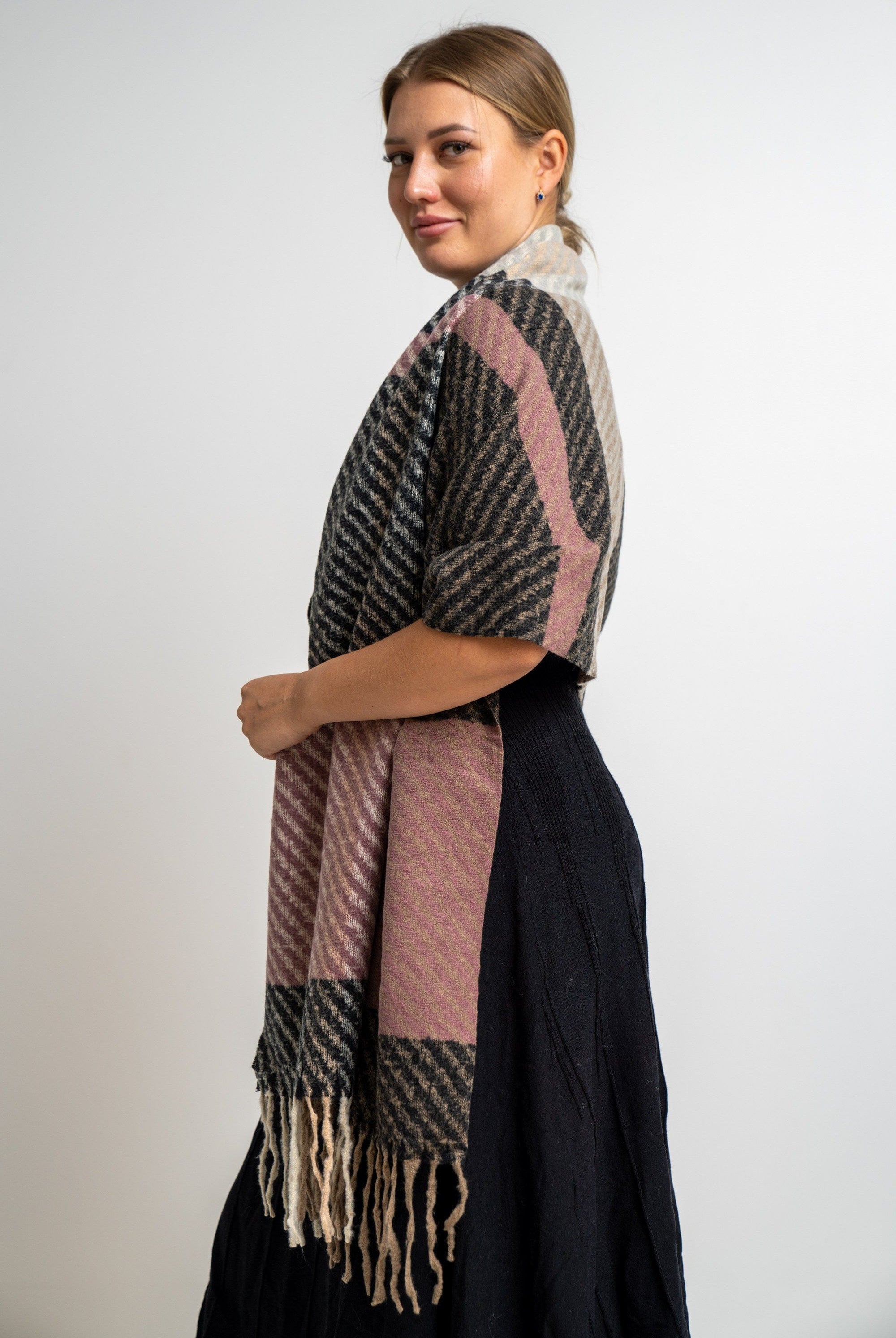 ميكا شال مربعات كبير مزين بخيوط نسائي