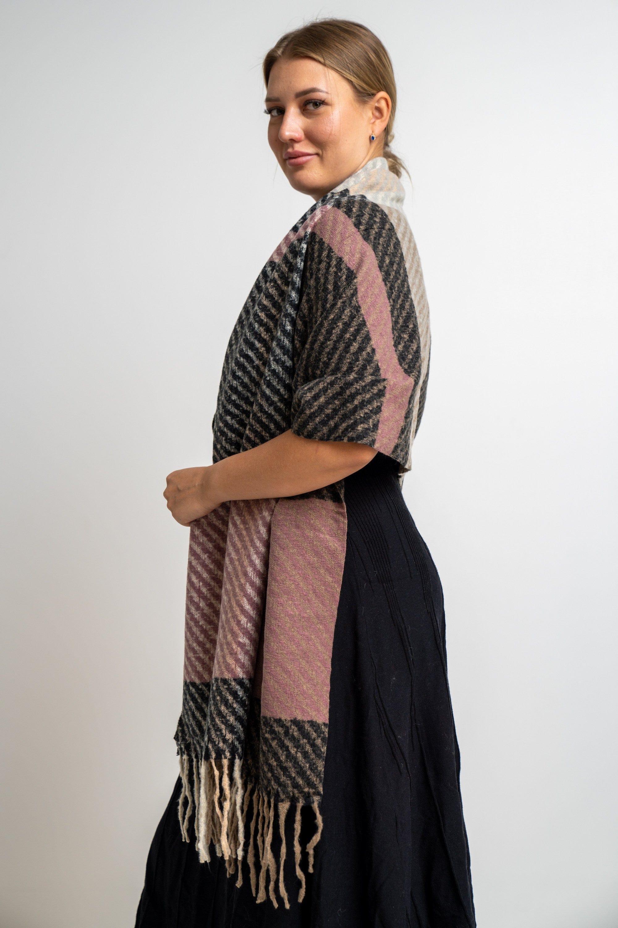 ميكا شال مربعات كبير مزين بخيوط نسائي