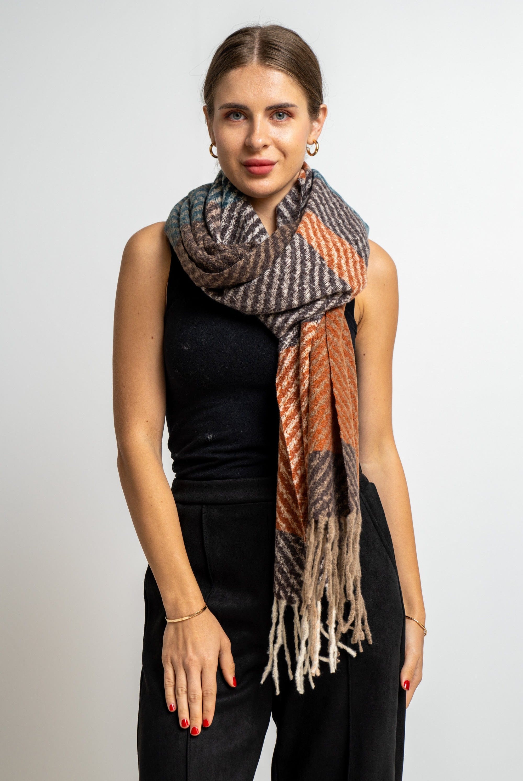 نتشي وشاح مربعات مزين بالخيوط